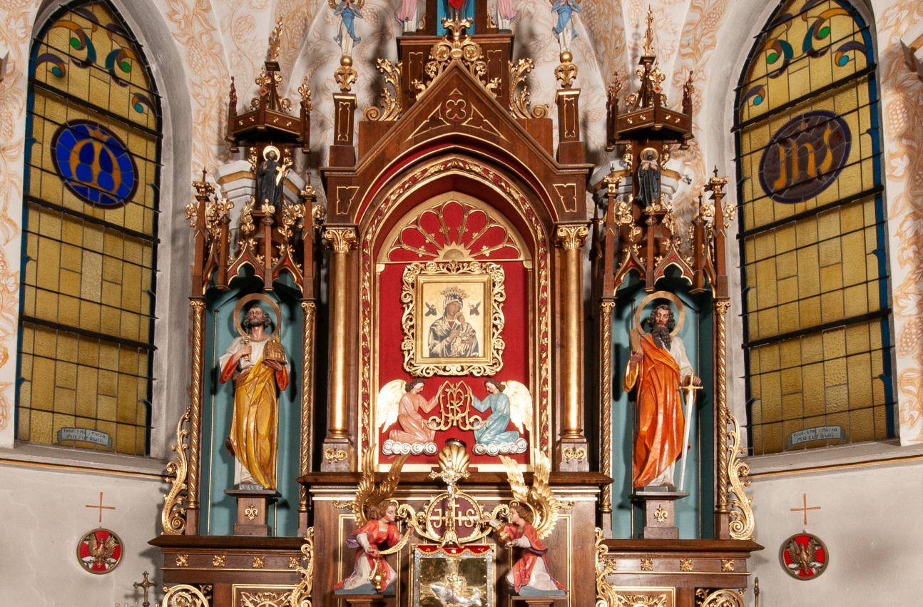 Zdjęcie przedstawiające neogotycki ołtarz główny w kościele w Woli Batorskiej.