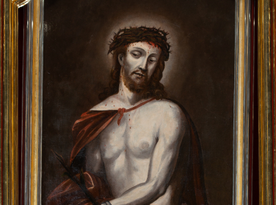 Zdjęcie 3. Obraz Ecce Homo.  W centrum ukazany w popiersiu Chrystus ze związanymi rękami.