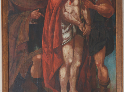 Zdjęcie 2. Obraz Ecce Homo. W centrum Chrystus w purpurowym płaszczu ze związanymi rękami. Po jego prawej stronie stoi Piłat, a po lewej żołnierz