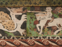 Zdjęcie jednej deski z polichromią patronową, przedstawiającą walkę rycerza ze smokiem.