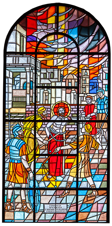 Zdjęcie witrażu ze sceną biczowania Chrystusa w kościele Podwyższenia Krzyża Świętego w Janowicach.