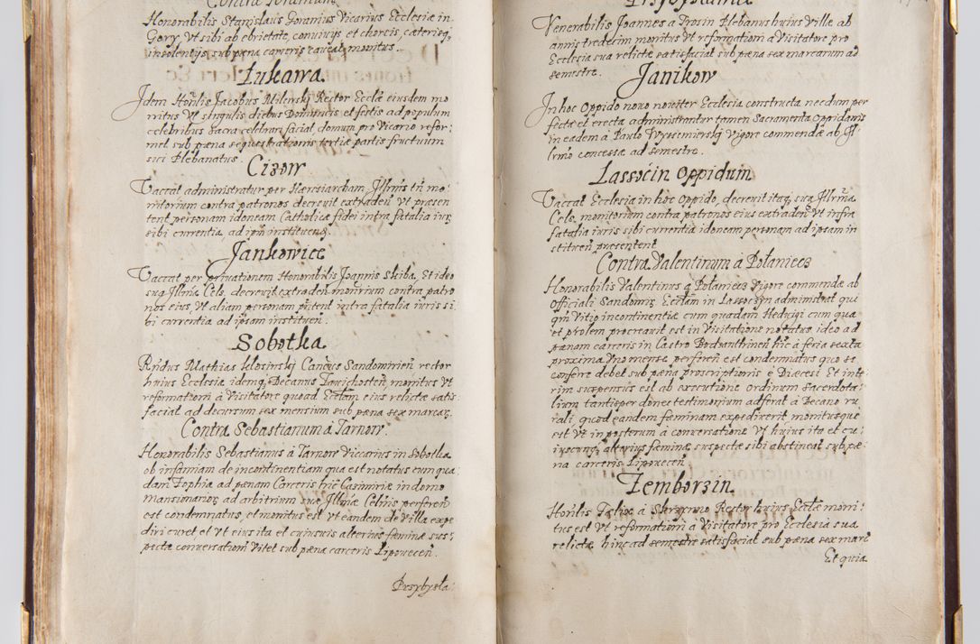 Zdjęcie nr 101 dla obiektu archiwalnego: Liber continens decreta executiva visitationum et alia ad correctionem et reformationem vitae et morum cleri pertinentia tempore fel. rec. R.D. Bernardi Maciejowski Cardinalis et episcopi Cracoviensis ac ducis Severiensis conscripta ex annis 1601 et sequent