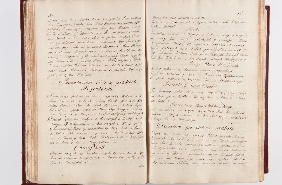 Zdjęcie nr 93 dla obiektu archiwalnego: Visitatio archidiaconatus Cracoviensis (Decanatus: Skalensis - 1727; Vitoviensis - 1727; Prossoviensis - 1728; Novi Montis - 1728; Scawinensis - 1729; Xsiążnensis - 1731; Woynicensis - 1731; Zatoriensis - 1729; Lipnicensis - 1730; Dobczycensis - 1730; Andreoviensis - 1731; Żyvecensis - 1732; Oswiemensis - 1732; Wielicensis - 1741; postea sequntur inventaria ecclesiarum decanatus Dobczycensis, Woynicensis, Andreoviensis) per R.D. Michaelem de Magna Kunice Kunicki, episcopum Arsiacensem, suffraganeum et archidiaconum Cracoviensem annis 1727 - 1741 peracta