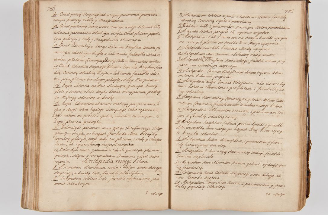 Zdjęcie nr 412 dla obiektu archiwalnego: Acta visitationis ecclesiarum parachialium tum capellarum - oratorium, hospitalium, confraternitatum ac aliorum piorum locorum intra et extra civitatem Cracoviensem consistentium, vigore litterarum specialis commissionis Cel. Principis et. R.D. Andrea Stanislai Kostka in Załuskie Załuski episcopi Cracoviensis ducis Severiensis, per Hyacinthum Łopacki canonicum et archipraesbyterum Cracoviensem, canonicum et archipraesbyterum Cracoviensem, canonicum Sandomieriensem, visitatorem a.D. 1748 et sequentii conscripta