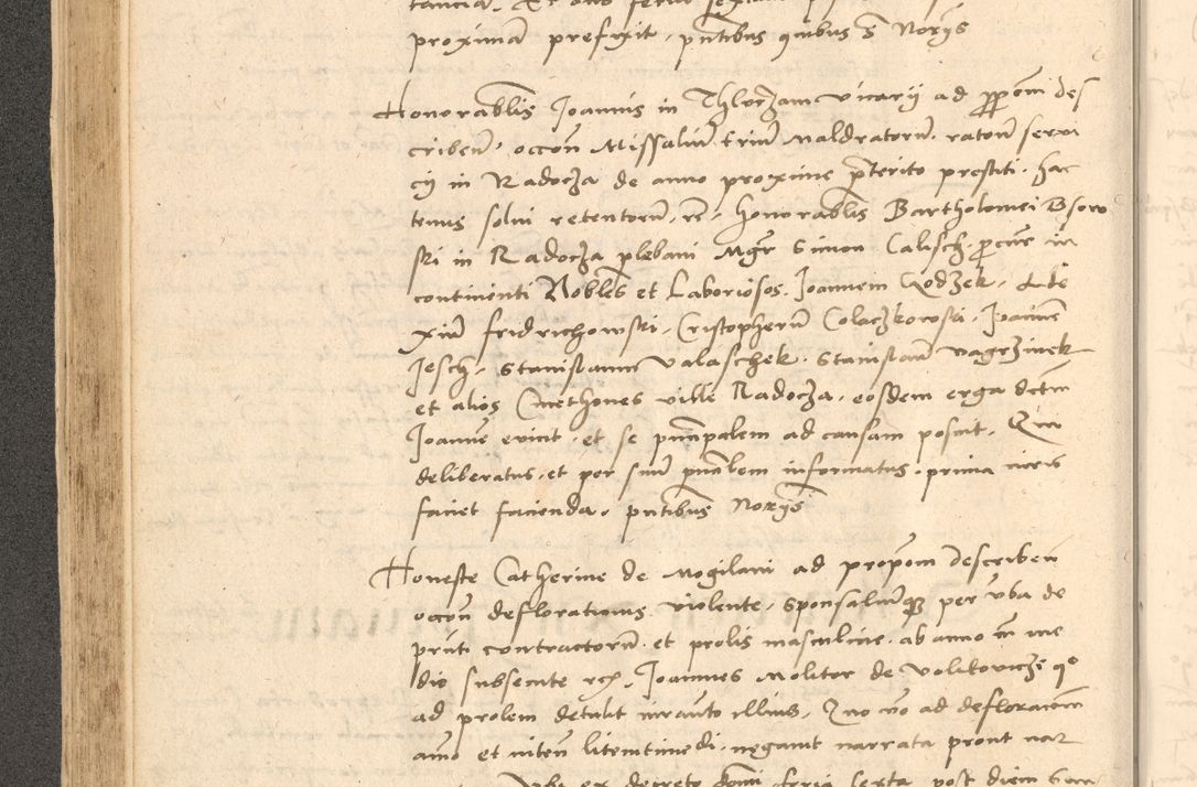 Zdjęcie nr 185 dla obiektu archiwalnego: Acta actorum causarum, sentenciarum et obligationum coram reverendo patre domino Thoma Roznowski canonico et reverendissimi in Christo patris et domini domini Patri Dei gratia Cracoviensis. Sabbato, 26 Octobris in ecclesiam suam solenniter recepti officialis generalis Cracoviensis dinita administratura, qua fungebatur post mortem reverendissimi olim felicis recordationis domini Joannis Choiecki episcopi Cracoviensis et Regni Polonie cancelarii anno presenti currenti videlicet 1538, die 11 Marcii Piotrcovie in comiciis celebratis circiter 23 horam defuncti sepulto corpore nona eiusdemque obsequiis X respective Aprilis peractis electo sub indictione XI, pontificatu vero sanctissimi in Christo patris et domini nostri domini Pauli divina providencia pape tercii foeliciter moderni, anno quarto, incepta felicibus auspiciis continuantur ordine processu infrascripto