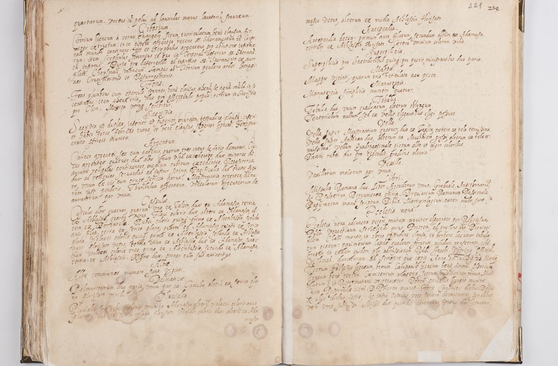 Zdjęcie nr 119 dla obiektu archiwalnego: Acta visitationis exterioris decanatus Witoviensis, Opatovecensis, Skavinensis, Zatoriensis, Kiiensis, Oswencimensis, Wolbromensis, Skalensis, Pacanoviensis et Sokoliensis authoritate R. D. Petri Tylicki, episcopi Cracoviensis per R. D. Rochum Zardecki, praepositum et officialem Tarnoviensem et Sebastianum Nucerium, s. Theologiae doctorem, canonicum Scarbimiriensem a. D. 1610 facta. Pag. 255 - 264 visitatio ecclesiae parochialis in Szydłowiec ex anno 1614