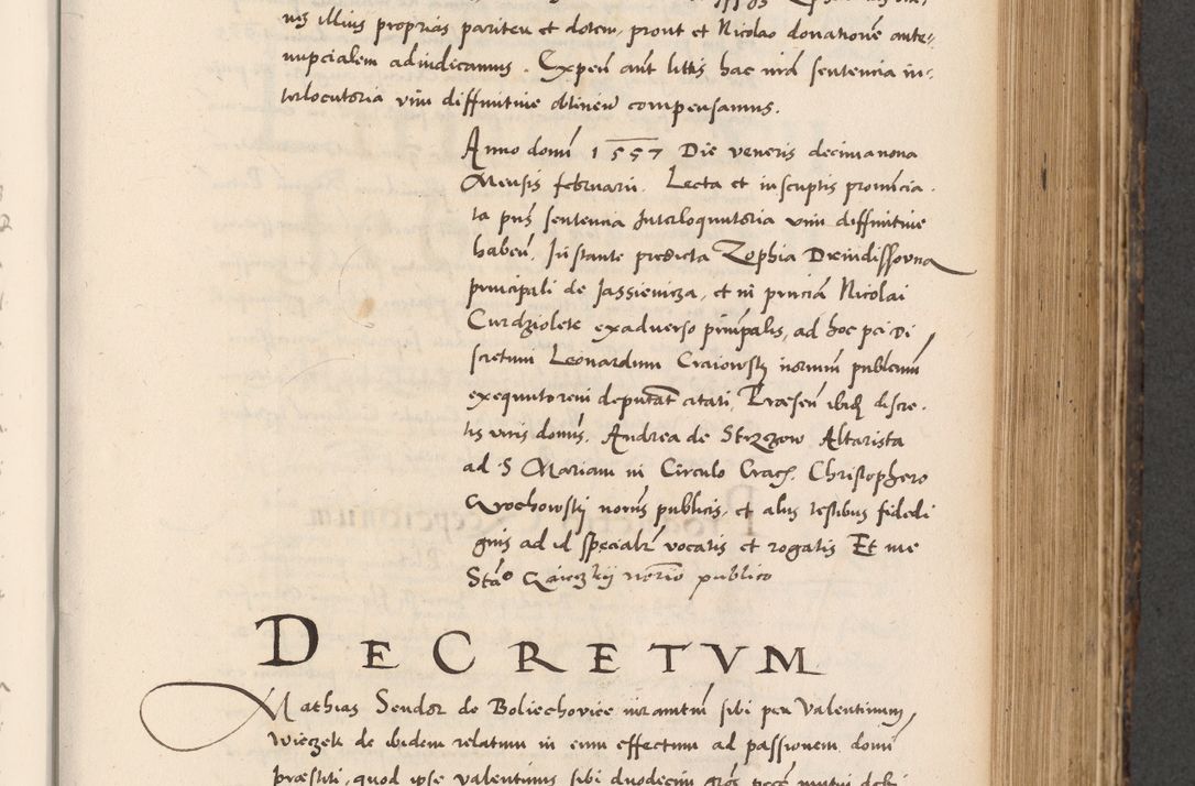 Zdjęcie nr 437 dla obiektu archiwalnego: Acta actorum causarum, sentenciarum diffinitivarum quam interloquutiorum, decretorum, obligationum, quietationum et constitutionum procuratorum coram reverndo domino Petri Porembski preposito Ossviencimensi, canonico et officiali Cracoviensi generali ad annum Dimini 1556, inditione quatuor decima, pontificatus sanctissimi in Christo patris domini Pauli divina providencia pape IIII anno ispius.