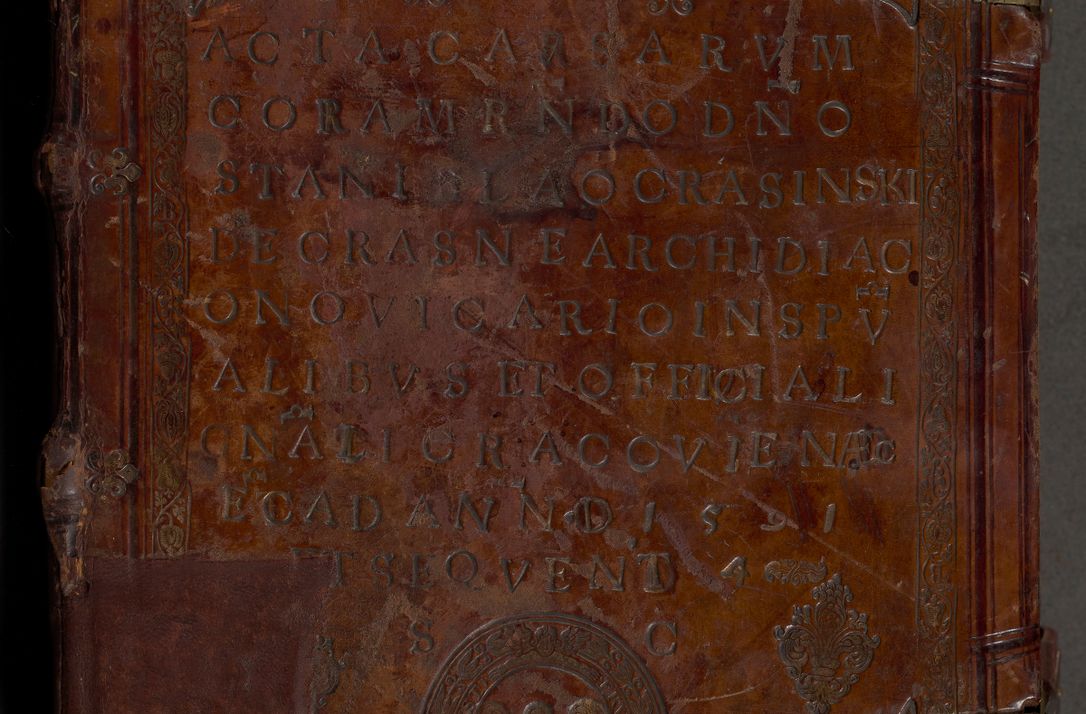 Zdjęcie nr 1 dla obiektu archiwalnego: Illistrissimo et revedissimo in Christo Patre Domino Domino Georgio Rzadziwił Miserone Divina Sacrostae R. E. Tituli S. Sixti Presbitero Cardinali Duce in Olyka et Niesswiesz ad Gubernacula Ecclessiae Cracoviensis cuius administratorialem a Sancta Sede Apostolica obtinverat feliciter sedente. Acta actorum, causarum, sententiarum tam deffinitivarum quam interloquutoriarum decretorum, obligationum, quietationum, recognitionum, constitutionum procuratorum etc. coram Reverendo Domino Stanislao Crassinskz de Crasne Archidiacono Cracoviensis, Scholastico Gnesnesis, Custode Plocensis etc. Vicario et Officiali Generali Cracoviensi in Ano Domini Millesimo Quingentesimo Nonagesimo Primo cuius indictio quarta pontificatus SS. Domini Nostri Gregorii XIIII Anno I psius prio feliciter incipiut