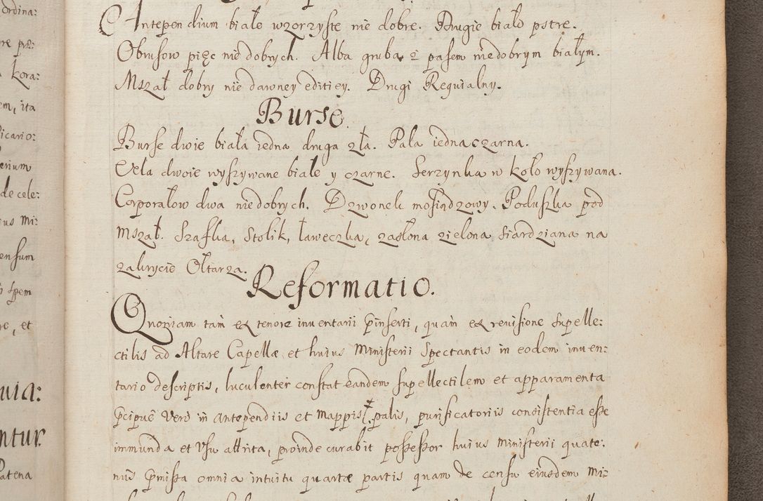 Zdjęcie nr 260 dla obiektu archiwalnego: In Nomine Domini Amen. ACTA VISITATIONIS. Externa sub Anno 1670 in Mense Julio incepta et in Augusto ac aliis Sequentibus eiusdem Anni mensibus per olim Illustrissimum ac Reverendissimum Dominum Andream Trzebicki Episcopum Cracoviensem in Cathedrali Ecclesia peractae, et successive per omnia et singula eiusdem Ecclesiae Sacella seu Capellas continuata atque ad hoc secundum volumen redacta et partim ob pestem Cracoviensem quadriennio grassantem partim ob alia legalia impedimenta quominus eadem Visitatio executa fuerit retardatae Demum morte praefati Illustrissimi et Reverendissimi Andreae Episcopi in Anno 1679 interveniente eadem Acta uti tam posthuma sub felici regimine Illustrissimi et Reverendissimi Domini Joannis Małachowski immediate in eundem Episcopatum succedentes ad effectum et finem executoris Authe. ordinaria in Anno 1682 sunt et fuerunt publicata, atque ideo illis omnibus et singulis quibus interest intimata.  VISITATIO Altarium Ecclesiae Cathedralis Cracoviensis infraspecificatorum circa translationem suorum ministeriorum et unionem Altaribus marmoreis ad quatuor columnas Ecclesiae sitis Anno Domini 1760 Die 17 Mensis Martij peracta. Perillustris Reverendissimus Dominus Hyacinthus Łopacki Canonicus Cathedralis et Archipresbyter Infulatus Cracoviensis Decanus Sandomiriensis a Celsissimo Illustrissimo Reverendissimo Domino Cajetano Ignatio Sołtyk Dei et Apostolicae Sedis Gratia Episcopo Cracoviensi Duce Severiae ad infrascripta delegatus per instrumentum tenoris sequentis ...