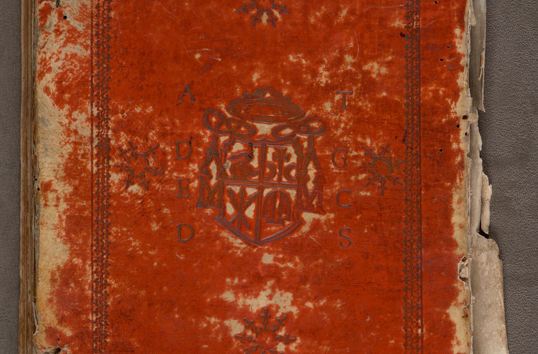 Zdjęcie nr 242 dla obiektu archiwalnego: In Nomine Domini Amen. ACTA VISITATIONIS. Externa sub Anno 1670 in Mense Julio incepta et in Augusto ac aliis Sequentibus eiusdem Anni mensibus per olim Illustrissimum ac Reverendissimum Dominum Andream Trzebicki Episcopum Cracoviensem in Cathedrali Ecclesia peractae, et successive per omnia et singula eiusdem Ecclesiae Sacella seu Capellas continuata atque ad hoc secundum volumen redacta et partim ob pestem Cracoviensem quadriennio grassantem partim ob alia legalia impedimenta quominus eadem Visitatio executa fuerit retardatae Demum morte praefati Illustrissimi et Reverendissimi Andreae Episcopi in Anno 1679 interveniente eadem Acta uti tam posthuma sub felici regimine Illustrissimi et Reverendissimi Domini Joannis Małachowski immediate in eundem Episcopatum succedentes ad effectum et finem executoris Authe. ordinaria in Anno 1682 sunt et fuerunt publicata, atque ideo illis omnibus et singulis quibus interest intimata.  VISITATIO Altarium Ecclesiae Cathedralis Cracoviensis infraspecificatorum circa translationem suorum ministeriorum et unionem Altaribus marmoreis ad quatuor columnas Ecclesiae sitis Anno Domini 1760 Die 17 Mensis Martij peracta. Perillustris Reverendissimus Dominus Hyacinthus Łopacki Canonicus Cathedralis et Archipresbyter Infulatus Cracoviensis Decanus Sandomiriensis a Celsissimo Illustrissimo Reverendissimo Domino Cajetano Ignatio Sołtyk Dei et Apostolicae Sedis Gratia Episcopo Cracoviensi Duce Severiae ad infrascripta delegatus per instrumentum tenoris sequentis ...