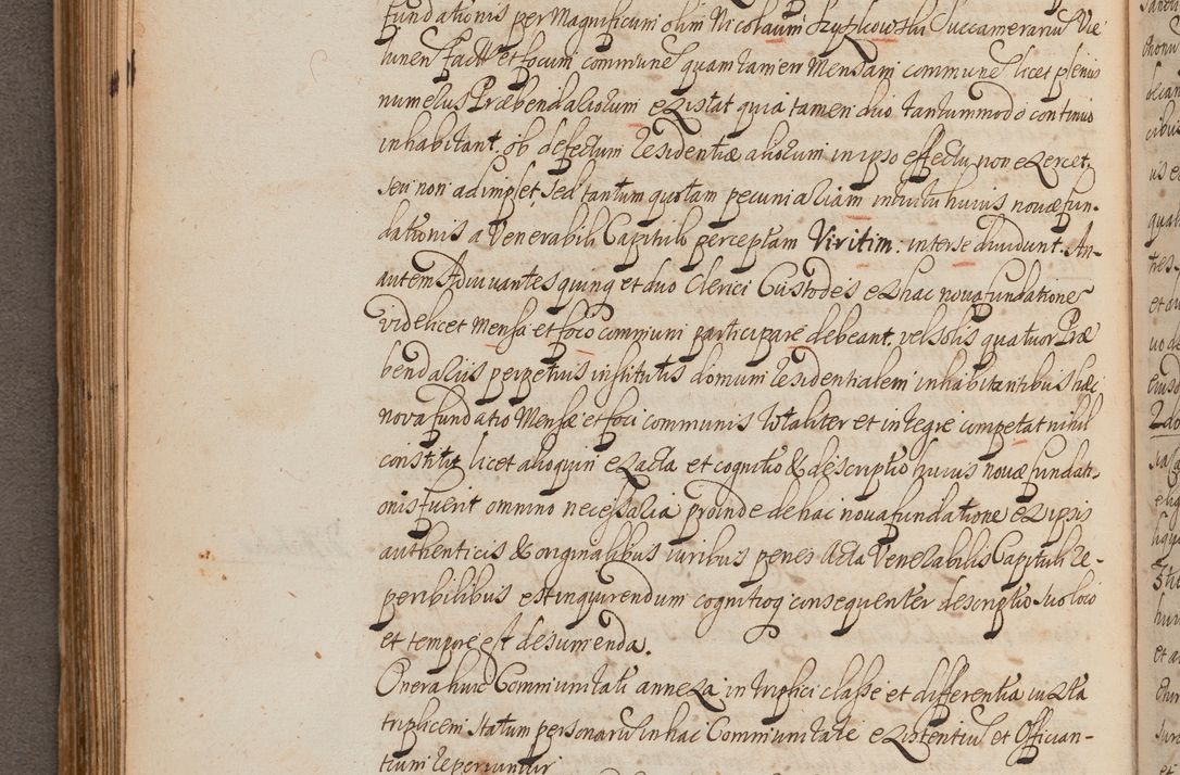 Zdjęcie nr 218 dla obiektu archiwalnego: In Nomine Domini Amen. ACTA VISITATIONIS. Externa sub Anno 1670 in Mense Julio incepta et in Augusto ac aliis Sequentibus eiusdem Anni mensibus per olim Illustrissimum ac Reverendissimum Dominum Andream Trzebicki Episcopum Cracoviensem in Cathedrali Ecclesia peractae, et successive per omnia et singula eiusdem Ecclesiae Sacella seu Capellas continuata atque ad hoc secundum volumen redacta et partim ob pestem Cracoviensem quadriennio grassantem partim ob alia legalia impedimenta quominus eadem Visitatio executa fuerit retardatae Demum morte praefati Illustrissimi et Reverendissimi Andreae Episcopi in Anno 1679 interveniente eadem Acta uti tam posthuma sub felici regimine Illustrissimi et Reverendissimi Domini Joannis Małachowski immediate in eundem Episcopatum succedentes ad effectum et finem executoris Authe. ordinaria in Anno 1682 sunt et fuerunt publicata, atque ideo illis omnibus et singulis quibus interest intimata.  VISITATIO Altarium Ecclesiae Cathedralis Cracoviensis infraspecificatorum circa translationem suorum ministeriorum et unionem Altaribus marmoreis ad quatuor columnas Ecclesiae sitis Anno Domini 1760 Die 17 Mensis Martij peracta. Perillustris Reverendissimus Dominus Hyacinthus Łopacki Canonicus Cathedralis et Archipresbyter Infulatus Cracoviensis Decanus Sandomiriensis a Celsissimo Illustrissimo Reverendissimo Domino Cajetano Ignatio Sołtyk Dei et Apostolicae Sedis Gratia Episcopo Cracoviensi Duce Severiae ad infrascripta delegatus per instrumentum tenoris sequentis ...