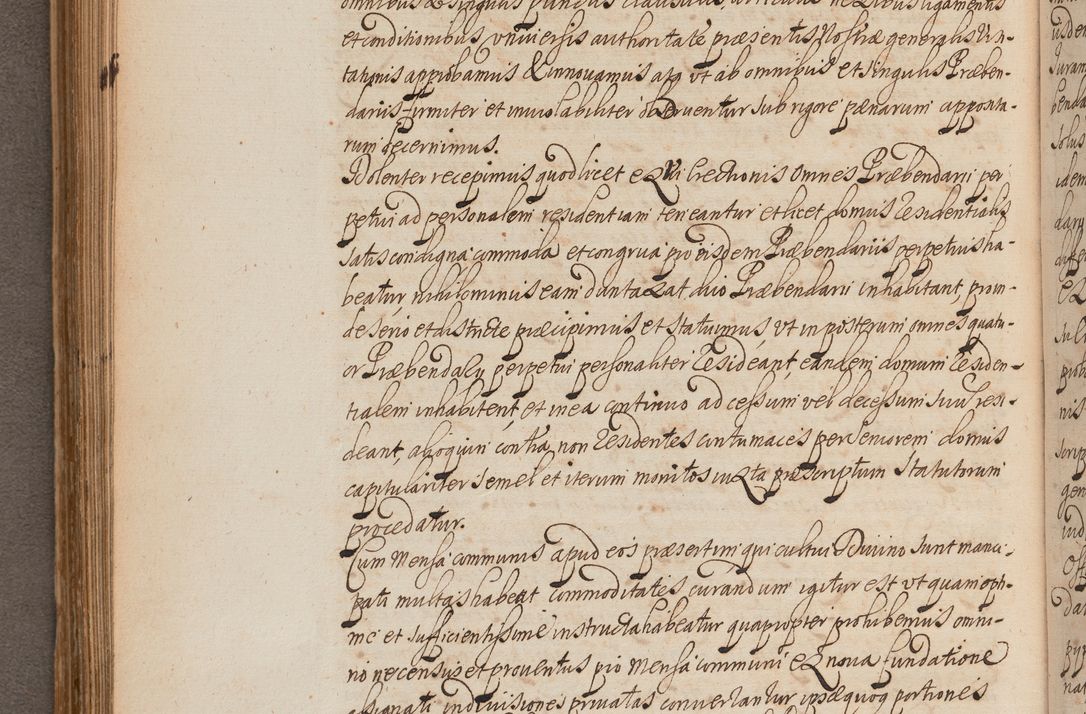 Zdjęcie nr 220 dla obiektu archiwalnego: In Nomine Domini Amen. ACTA VISITATIONIS. Externa sub Anno 1670 in Mense Julio incepta et in Augusto ac aliis Sequentibus eiusdem Anni mensibus per olim Illustrissimum ac Reverendissimum Dominum Andream Trzebicki Episcopum Cracoviensem in Cathedrali Ecclesia peractae, et successive per omnia et singula eiusdem Ecclesiae Sacella seu Capellas continuata atque ad hoc secundum volumen redacta et partim ob pestem Cracoviensem quadriennio grassantem partim ob alia legalia impedimenta quominus eadem Visitatio executa fuerit retardatae Demum morte praefati Illustrissimi et Reverendissimi Andreae Episcopi in Anno 1679 interveniente eadem Acta uti tam posthuma sub felici regimine Illustrissimi et Reverendissimi Domini Joannis Małachowski immediate in eundem Episcopatum succedentes ad effectum et finem executoris Authe. ordinaria in Anno 1682 sunt et fuerunt publicata, atque ideo illis omnibus et singulis quibus interest intimata.  VISITATIO Altarium Ecclesiae Cathedralis Cracoviensis infraspecificatorum circa translationem suorum ministeriorum et unionem Altaribus marmoreis ad quatuor columnas Ecclesiae sitis Anno Domini 1760 Die 17 Mensis Martij peracta. Perillustris Reverendissimus Dominus Hyacinthus Łopacki Canonicus Cathedralis et Archipresbyter Infulatus Cracoviensis Decanus Sandomiriensis a Celsissimo Illustrissimo Reverendissimo Domino Cajetano Ignatio Sołtyk Dei et Apostolicae Sedis Gratia Episcopo Cracoviensi Duce Severiae ad infrascripta delegatus per instrumentum tenoris sequentis ...