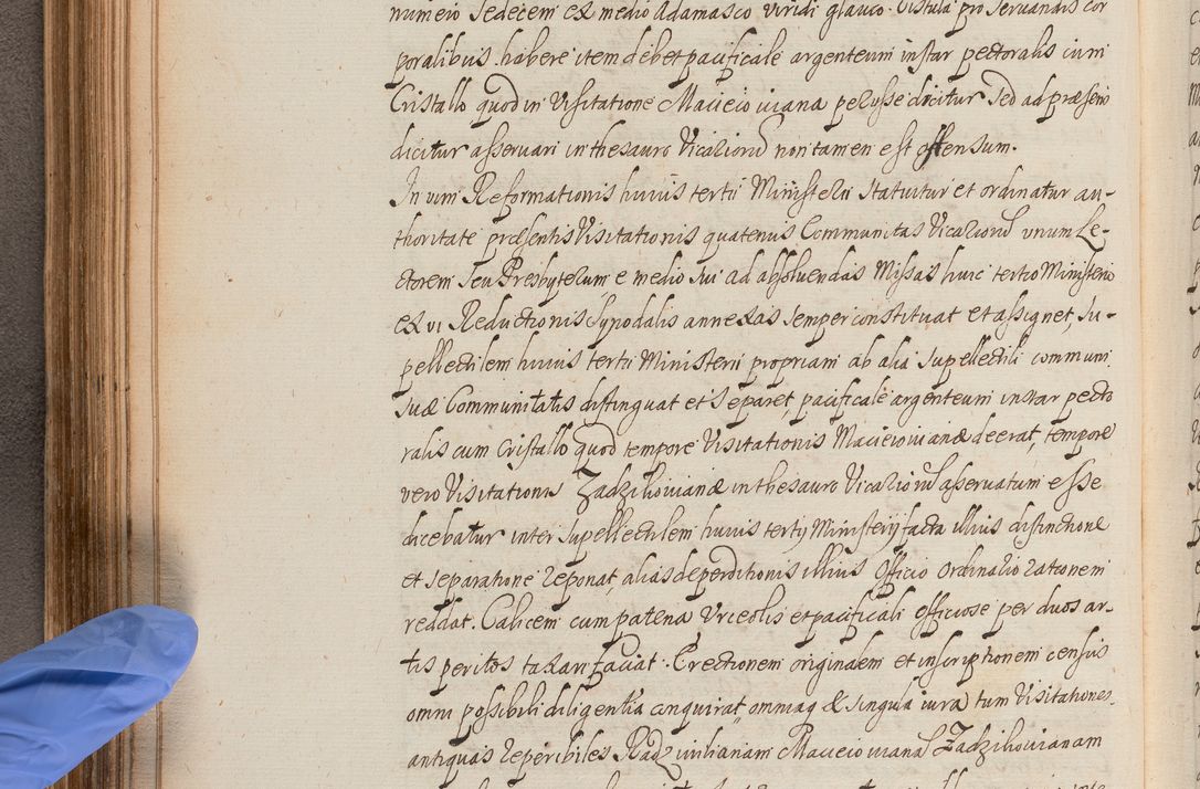 Zdjęcie nr 187 dla obiektu archiwalnego: In Nomine Domini Amen. ACTA VISITATIONIS. Externa sub Anno 1670 in Mense Julio incepta et in Augusto ac aliis Sequentibus eiusdem Anni mensibus per olim Illustrissimum ac Reverendissimum Dominum Andream Trzebicki Episcopum Cracoviensem in Cathedrali Ecclesia peractae, et successive per omnia et singula eiusdem Ecclesiae Sacella seu Capellas continuata atque ad hoc secundum volumen redacta et partim ob pestem Cracoviensem quadriennio grassantem partim ob alia legalia impedimenta quominus eadem Visitatio executa fuerit retardatae Demum morte praefati Illustrissimi et Reverendissimi Andreae Episcopi in Anno 1679 interveniente eadem Acta uti tam posthuma sub felici regimine Illustrissimi et Reverendissimi Domini Joannis Małachowski immediate in eundem Episcopatum succedentes ad effectum et finem executoris Authe. ordinaria in Anno 1682 sunt et fuerunt publicata, atque ideo illis omnibus et singulis quibus interest intimata.  VISITATIO Altarium Ecclesiae Cathedralis Cracoviensis infraspecificatorum circa translationem suorum ministeriorum et unionem Altaribus marmoreis ad quatuor columnas Ecclesiae sitis Anno Domini 1760 Die 17 Mensis Martij peracta. Perillustris Reverendissimus Dominus Hyacinthus Łopacki Canonicus Cathedralis et Archipresbyter Infulatus Cracoviensis Decanus Sandomiriensis a Celsissimo Illustrissimo Reverendissimo Domino Cajetano Ignatio Sołtyk Dei et Apostolicae Sedis Gratia Episcopo Cracoviensi Duce Severiae ad infrascripta delegatus per instrumentum tenoris sequentis ...