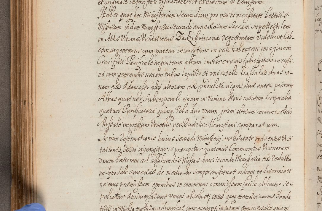 Zdjęcie nr 185 dla obiektu archiwalnego: In Nomine Domini Amen. ACTA VISITATIONIS. Externa sub Anno 1670 in Mense Julio incepta et in Augusto ac aliis Sequentibus eiusdem Anni mensibus per olim Illustrissimum ac Reverendissimum Dominum Andream Trzebicki Episcopum Cracoviensem in Cathedrali Ecclesia peractae, et successive per omnia et singula eiusdem Ecclesiae Sacella seu Capellas continuata atque ad hoc secundum volumen redacta et partim ob pestem Cracoviensem quadriennio grassantem partim ob alia legalia impedimenta quominus eadem Visitatio executa fuerit retardatae Demum morte praefati Illustrissimi et Reverendissimi Andreae Episcopi in Anno 1679 interveniente eadem Acta uti tam posthuma sub felici regimine Illustrissimi et Reverendissimi Domini Joannis Małachowski immediate in eundem Episcopatum succedentes ad effectum et finem executoris Authe. ordinaria in Anno 1682 sunt et fuerunt publicata, atque ideo illis omnibus et singulis quibus interest intimata.  VISITATIO Altarium Ecclesiae Cathedralis Cracoviensis infraspecificatorum circa translationem suorum ministeriorum et unionem Altaribus marmoreis ad quatuor columnas Ecclesiae sitis Anno Domini 1760 Die 17 Mensis Martij peracta. Perillustris Reverendissimus Dominus Hyacinthus Łopacki Canonicus Cathedralis et Archipresbyter Infulatus Cracoviensis Decanus Sandomiriensis a Celsissimo Illustrissimo Reverendissimo Domino Cajetano Ignatio Sołtyk Dei et Apostolicae Sedis Gratia Episcopo Cracoviensi Duce Severiae ad infrascripta delegatus per instrumentum tenoris sequentis ...