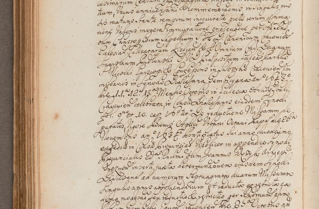 Zdjęcie nr 174 dla obiektu archiwalnego: In Nomine Domini Amen. ACTA VISITATIONIS. Externa sub Anno 1670 in Mense Julio incepta et in Augusto ac aliis Sequentibus eiusdem Anni mensibus per olim Illustrissimum ac Reverendissimum Dominum Andream Trzebicki Episcopum Cracoviensem in Cathedrali Ecclesia peractae, et successive per omnia et singula eiusdem Ecclesiae Sacella seu Capellas continuata atque ad hoc secundum volumen redacta et partim ob pestem Cracoviensem quadriennio grassantem partim ob alia legalia impedimenta quominus eadem Visitatio executa fuerit retardatae Demum morte praefati Illustrissimi et Reverendissimi Andreae Episcopi in Anno 1679 interveniente eadem Acta uti tam posthuma sub felici regimine Illustrissimi et Reverendissimi Domini Joannis Małachowski immediate in eundem Episcopatum succedentes ad effectum et finem executoris Authe. ordinaria in Anno 1682 sunt et fuerunt publicata, atque ideo illis omnibus et singulis quibus interest intimata.  VISITATIO Altarium Ecclesiae Cathedralis Cracoviensis infraspecificatorum circa translationem suorum ministeriorum et unionem Altaribus marmoreis ad quatuor columnas Ecclesiae sitis Anno Domini 1760 Die 17 Mensis Martij peracta. Perillustris Reverendissimus Dominus Hyacinthus Łopacki Canonicus Cathedralis et Archipresbyter Infulatus Cracoviensis Decanus Sandomiriensis a Celsissimo Illustrissimo Reverendissimo Domino Cajetano Ignatio Sołtyk Dei et Apostolicae Sedis Gratia Episcopo Cracoviensi Duce Severiae ad infrascripta delegatus per instrumentum tenoris sequentis ...