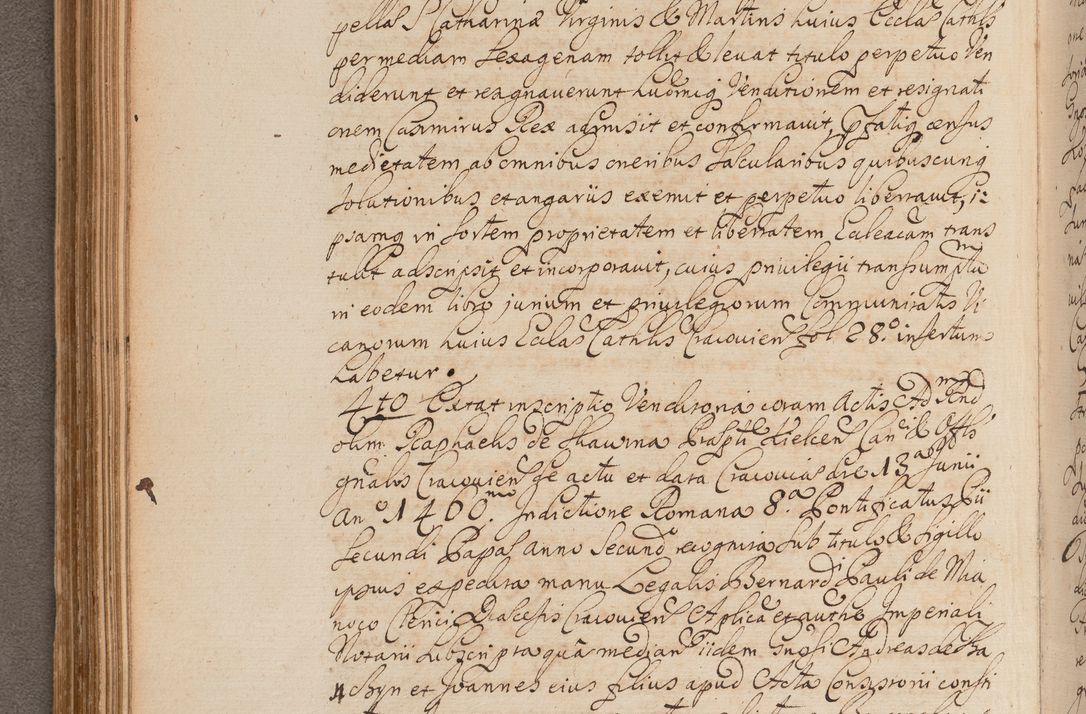 Zdjęcie nr 171 dla obiektu archiwalnego: In Nomine Domini Amen. ACTA VISITATIONIS. Externa sub Anno 1670 in Mense Julio incepta et in Augusto ac aliis Sequentibus eiusdem Anni mensibus per olim Illustrissimum ac Reverendissimum Dominum Andream Trzebicki Episcopum Cracoviensem in Cathedrali Ecclesia peractae, et successive per omnia et singula eiusdem Ecclesiae Sacella seu Capellas continuata atque ad hoc secundum volumen redacta et partim ob pestem Cracoviensem quadriennio grassantem partim ob alia legalia impedimenta quominus eadem Visitatio executa fuerit retardatae Demum morte praefati Illustrissimi et Reverendissimi Andreae Episcopi in Anno 1679 interveniente eadem Acta uti tam posthuma sub felici regimine Illustrissimi et Reverendissimi Domini Joannis Małachowski immediate in eundem Episcopatum succedentes ad effectum et finem executoris Authe. ordinaria in Anno 1682 sunt et fuerunt publicata, atque ideo illis omnibus et singulis quibus interest intimata.  VISITATIO Altarium Ecclesiae Cathedralis Cracoviensis infraspecificatorum circa translationem suorum ministeriorum et unionem Altaribus marmoreis ad quatuor columnas Ecclesiae sitis Anno Domini 1760 Die 17 Mensis Martij peracta. Perillustris Reverendissimus Dominus Hyacinthus Łopacki Canonicus Cathedralis et Archipresbyter Infulatus Cracoviensis Decanus Sandomiriensis a Celsissimo Illustrissimo Reverendissimo Domino Cajetano Ignatio Sołtyk Dei et Apostolicae Sedis Gratia Episcopo Cracoviensi Duce Severiae ad infrascripta delegatus per instrumentum tenoris sequentis ...