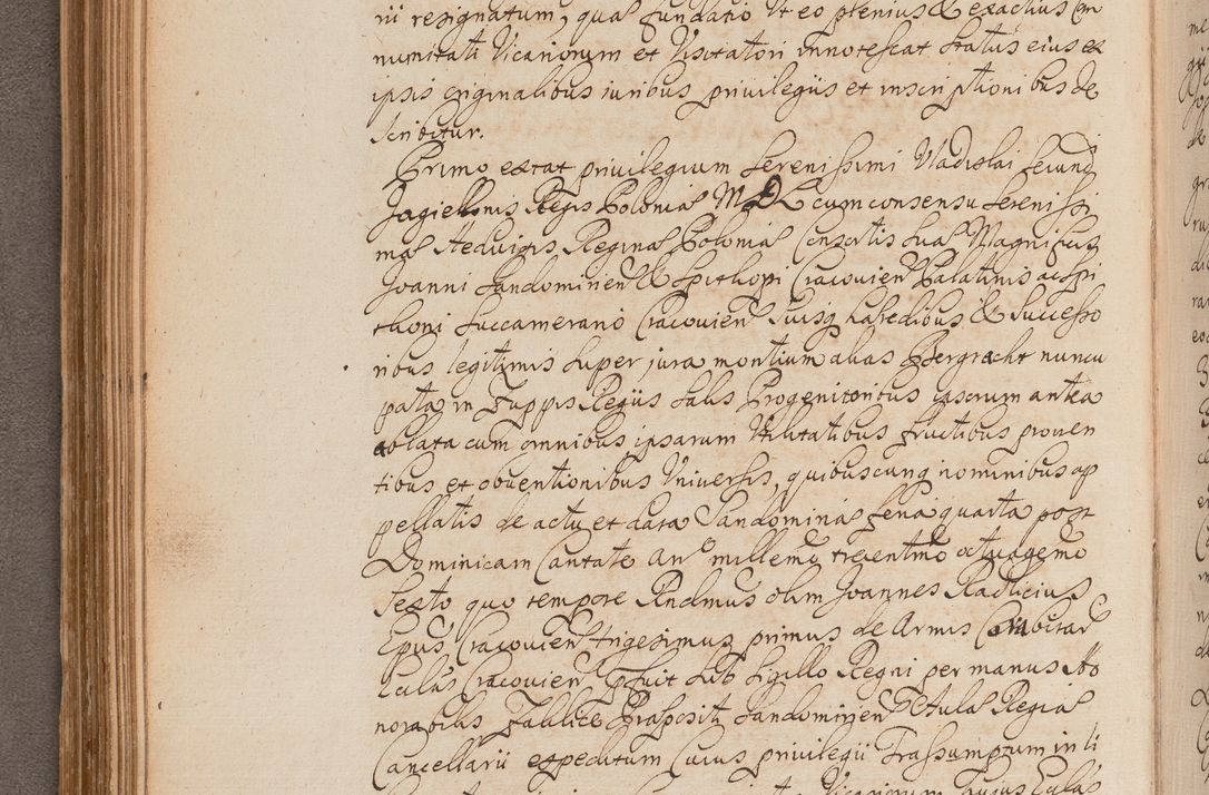 Zdjęcie nr 170 dla obiektu archiwalnego: In Nomine Domini Amen. ACTA VISITATIONIS. Externa sub Anno 1670 in Mense Julio incepta et in Augusto ac aliis Sequentibus eiusdem Anni mensibus per olim Illustrissimum ac Reverendissimum Dominum Andream Trzebicki Episcopum Cracoviensem in Cathedrali Ecclesia peractae, et successive per omnia et singula eiusdem Ecclesiae Sacella seu Capellas continuata atque ad hoc secundum volumen redacta et partim ob pestem Cracoviensem quadriennio grassantem partim ob alia legalia impedimenta quominus eadem Visitatio executa fuerit retardatae Demum morte praefati Illustrissimi et Reverendissimi Andreae Episcopi in Anno 1679 interveniente eadem Acta uti tam posthuma sub felici regimine Illustrissimi et Reverendissimi Domini Joannis Małachowski immediate in eundem Episcopatum succedentes ad effectum et finem executoris Authe. ordinaria in Anno 1682 sunt et fuerunt publicata, atque ideo illis omnibus et singulis quibus interest intimata.  VISITATIO Altarium Ecclesiae Cathedralis Cracoviensis infraspecificatorum circa translationem suorum ministeriorum et unionem Altaribus marmoreis ad quatuor columnas Ecclesiae sitis Anno Domini 1760 Die 17 Mensis Martij peracta. Perillustris Reverendissimus Dominus Hyacinthus Łopacki Canonicus Cathedralis et Archipresbyter Infulatus Cracoviensis Decanus Sandomiriensis a Celsissimo Illustrissimo Reverendissimo Domino Cajetano Ignatio Sołtyk Dei et Apostolicae Sedis Gratia Episcopo Cracoviensi Duce Severiae ad infrascripta delegatus per instrumentum tenoris sequentis ...