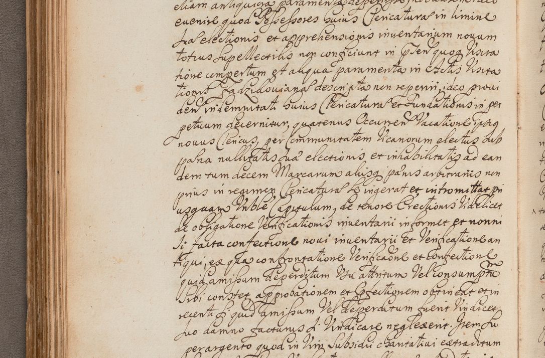 Zdjęcie nr 162 dla obiektu archiwalnego: In Nomine Domini Amen. ACTA VISITATIONIS. Externa sub Anno 1670 in Mense Julio incepta et in Augusto ac aliis Sequentibus eiusdem Anni mensibus per olim Illustrissimum ac Reverendissimum Dominum Andream Trzebicki Episcopum Cracoviensem in Cathedrali Ecclesia peractae, et successive per omnia et singula eiusdem Ecclesiae Sacella seu Capellas continuata atque ad hoc secundum volumen redacta et partim ob pestem Cracoviensem quadriennio grassantem partim ob alia legalia impedimenta quominus eadem Visitatio executa fuerit retardatae Demum morte praefati Illustrissimi et Reverendissimi Andreae Episcopi in Anno 1679 interveniente eadem Acta uti tam posthuma sub felici regimine Illustrissimi et Reverendissimi Domini Joannis Małachowski immediate in eundem Episcopatum succedentes ad effectum et finem executoris Authe. ordinaria in Anno 1682 sunt et fuerunt publicata, atque ideo illis omnibus et singulis quibus interest intimata.  VISITATIO Altarium Ecclesiae Cathedralis Cracoviensis infraspecificatorum circa translationem suorum ministeriorum et unionem Altaribus marmoreis ad quatuor columnas Ecclesiae sitis Anno Domini 1760 Die 17 Mensis Martij peracta. Perillustris Reverendissimus Dominus Hyacinthus Łopacki Canonicus Cathedralis et Archipresbyter Infulatus Cracoviensis Decanus Sandomiriensis a Celsissimo Illustrissimo Reverendissimo Domino Cajetano Ignatio Sołtyk Dei et Apostolicae Sedis Gratia Episcopo Cracoviensi Duce Severiae ad infrascripta delegatus per instrumentum tenoris sequentis ...