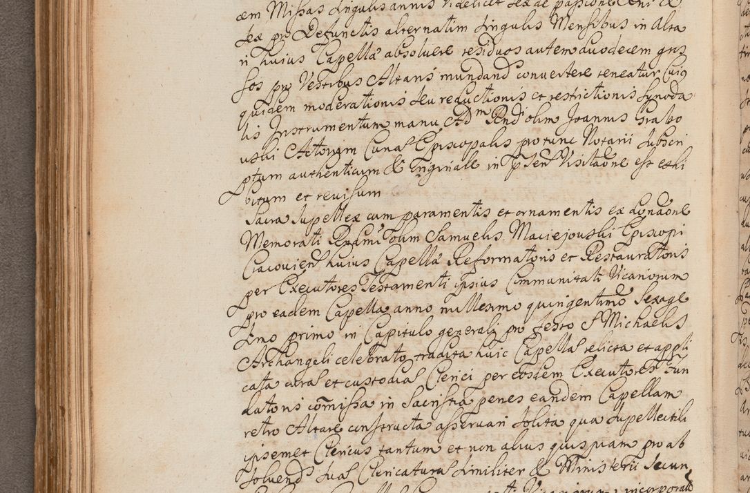 Zdjęcie nr 159 dla obiektu archiwalnego: In Nomine Domini Amen. ACTA VISITATIONIS. Externa sub Anno 1670 in Mense Julio incepta et in Augusto ac aliis Sequentibus eiusdem Anni mensibus per olim Illustrissimum ac Reverendissimum Dominum Andream Trzebicki Episcopum Cracoviensem in Cathedrali Ecclesia peractae, et successive per omnia et singula eiusdem Ecclesiae Sacella seu Capellas continuata atque ad hoc secundum volumen redacta et partim ob pestem Cracoviensem quadriennio grassantem partim ob alia legalia impedimenta quominus eadem Visitatio executa fuerit retardatae Demum morte praefati Illustrissimi et Reverendissimi Andreae Episcopi in Anno 1679 interveniente eadem Acta uti tam posthuma sub felici regimine Illustrissimi et Reverendissimi Domini Joannis Małachowski immediate in eundem Episcopatum succedentes ad effectum et finem executoris Authe. ordinaria in Anno 1682 sunt et fuerunt publicata, atque ideo illis omnibus et singulis quibus interest intimata.  VISITATIO Altarium Ecclesiae Cathedralis Cracoviensis infraspecificatorum circa translationem suorum ministeriorum et unionem Altaribus marmoreis ad quatuor columnas Ecclesiae sitis Anno Domini 1760 Die 17 Mensis Martij peracta. Perillustris Reverendissimus Dominus Hyacinthus Łopacki Canonicus Cathedralis et Archipresbyter Infulatus Cracoviensis Decanus Sandomiriensis a Celsissimo Illustrissimo Reverendissimo Domino Cajetano Ignatio Sołtyk Dei et Apostolicae Sedis Gratia Episcopo Cracoviensi Duce Severiae ad infrascripta delegatus per instrumentum tenoris sequentis ...