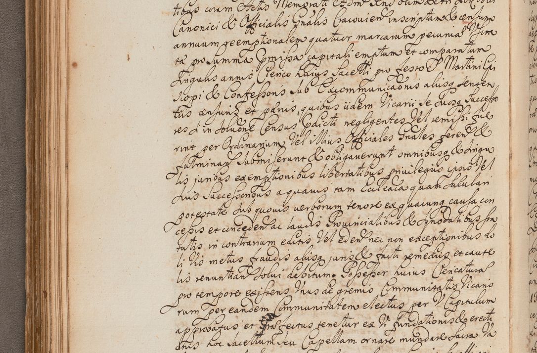 Zdjęcie nr 158 dla obiektu archiwalnego: In Nomine Domini Amen. ACTA VISITATIONIS. Externa sub Anno 1670 in Mense Julio incepta et in Augusto ac aliis Sequentibus eiusdem Anni mensibus per olim Illustrissimum ac Reverendissimum Dominum Andream Trzebicki Episcopum Cracoviensem in Cathedrali Ecclesia peractae, et successive per omnia et singula eiusdem Ecclesiae Sacella seu Capellas continuata atque ad hoc secundum volumen redacta et partim ob pestem Cracoviensem quadriennio grassantem partim ob alia legalia impedimenta quominus eadem Visitatio executa fuerit retardatae Demum morte praefati Illustrissimi et Reverendissimi Andreae Episcopi in Anno 1679 interveniente eadem Acta uti tam posthuma sub felici regimine Illustrissimi et Reverendissimi Domini Joannis Małachowski immediate in eundem Episcopatum succedentes ad effectum et finem executoris Authe. ordinaria in Anno 1682 sunt et fuerunt publicata, atque ideo illis omnibus et singulis quibus interest intimata.  VISITATIO Altarium Ecclesiae Cathedralis Cracoviensis infraspecificatorum circa translationem suorum ministeriorum et unionem Altaribus marmoreis ad quatuor columnas Ecclesiae sitis Anno Domini 1760 Die 17 Mensis Martij peracta. Perillustris Reverendissimus Dominus Hyacinthus Łopacki Canonicus Cathedralis et Archipresbyter Infulatus Cracoviensis Decanus Sandomiriensis a Celsissimo Illustrissimo Reverendissimo Domino Cajetano Ignatio Sołtyk Dei et Apostolicae Sedis Gratia Episcopo Cracoviensi Duce Severiae ad infrascripta delegatus per instrumentum tenoris sequentis ...