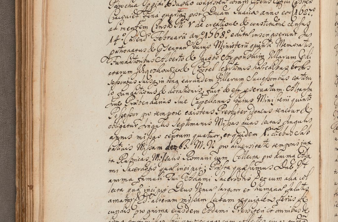 Zdjęcie nr 146 dla obiektu archiwalnego: In Nomine Domini Amen. ACTA VISITATIONIS. Externa sub Anno 1670 in Mense Julio incepta et in Augusto ac aliis Sequentibus eiusdem Anni mensibus per olim Illustrissimum ac Reverendissimum Dominum Andream Trzebicki Episcopum Cracoviensem in Cathedrali Ecclesia peractae, et successive per omnia et singula eiusdem Ecclesiae Sacella seu Capellas continuata atque ad hoc secundum volumen redacta et partim ob pestem Cracoviensem quadriennio grassantem partim ob alia legalia impedimenta quominus eadem Visitatio executa fuerit retardatae Demum morte praefati Illustrissimi et Reverendissimi Andreae Episcopi in Anno 1679 interveniente eadem Acta uti tam posthuma sub felici regimine Illustrissimi et Reverendissimi Domini Joannis Małachowski immediate in eundem Episcopatum succedentes ad effectum et finem executoris Authe. ordinaria in Anno 1682 sunt et fuerunt publicata, atque ideo illis omnibus et singulis quibus interest intimata.  VISITATIO Altarium Ecclesiae Cathedralis Cracoviensis infraspecificatorum circa translationem suorum ministeriorum et unionem Altaribus marmoreis ad quatuor columnas Ecclesiae sitis Anno Domini 1760 Die 17 Mensis Martij peracta. Perillustris Reverendissimus Dominus Hyacinthus Łopacki Canonicus Cathedralis et Archipresbyter Infulatus Cracoviensis Decanus Sandomiriensis a Celsissimo Illustrissimo Reverendissimo Domino Cajetano Ignatio Sołtyk Dei et Apostolicae Sedis Gratia Episcopo Cracoviensi Duce Severiae ad infrascripta delegatus per instrumentum tenoris sequentis ...