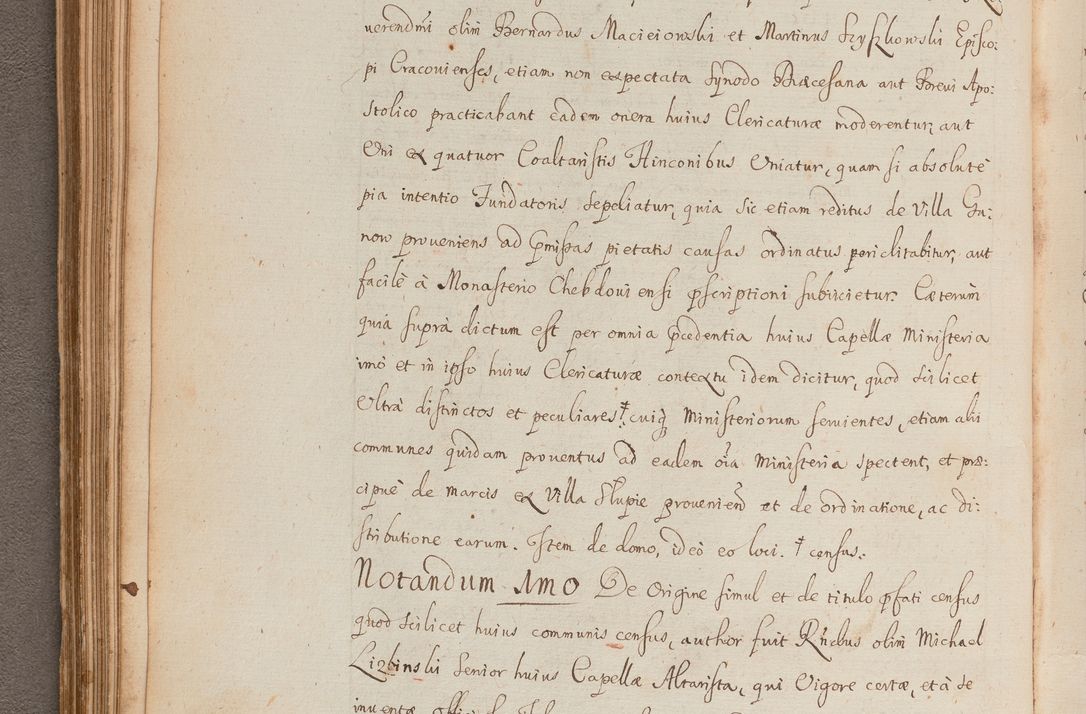 Zdjęcie nr 131 dla obiektu archiwalnego: In Nomine Domini Amen. ACTA VISITATIONIS. Externa sub Anno 1670 in Mense Julio incepta et in Augusto ac aliis Sequentibus eiusdem Anni mensibus per olim Illustrissimum ac Reverendissimum Dominum Andream Trzebicki Episcopum Cracoviensem in Cathedrali Ecclesia peractae, et successive per omnia et singula eiusdem Ecclesiae Sacella seu Capellas continuata atque ad hoc secundum volumen redacta et partim ob pestem Cracoviensem quadriennio grassantem partim ob alia legalia impedimenta quominus eadem Visitatio executa fuerit retardatae Demum morte praefati Illustrissimi et Reverendissimi Andreae Episcopi in Anno 1679 interveniente eadem Acta uti tam posthuma sub felici regimine Illustrissimi et Reverendissimi Domini Joannis Małachowski immediate in eundem Episcopatum succedentes ad effectum et finem executoris Authe. ordinaria in Anno 1682 sunt et fuerunt publicata, atque ideo illis omnibus et singulis quibus interest intimata.  VISITATIO Altarium Ecclesiae Cathedralis Cracoviensis infraspecificatorum circa translationem suorum ministeriorum et unionem Altaribus marmoreis ad quatuor columnas Ecclesiae sitis Anno Domini 1760 Die 17 Mensis Martij peracta. Perillustris Reverendissimus Dominus Hyacinthus Łopacki Canonicus Cathedralis et Archipresbyter Infulatus Cracoviensis Decanus Sandomiriensis a Celsissimo Illustrissimo Reverendissimo Domino Cajetano Ignatio Sołtyk Dei et Apostolicae Sedis Gratia Episcopo Cracoviensi Duce Severiae ad infrascripta delegatus per instrumentum tenoris sequentis ...