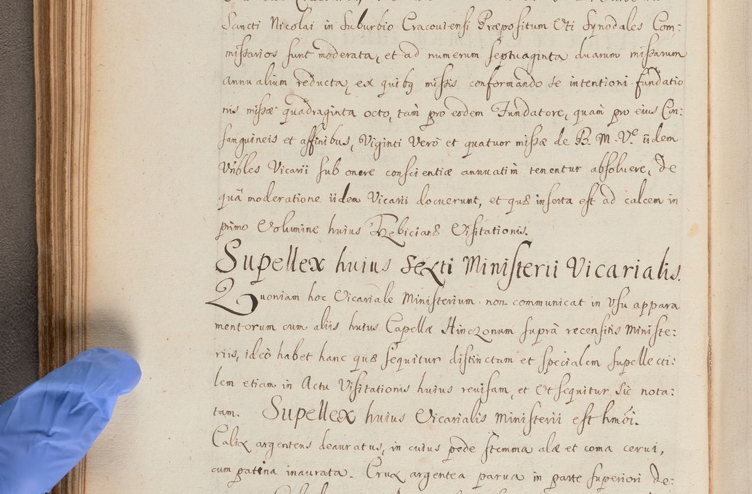 Zdjęcie nr 134 dla obiektu archiwalnego: In Nomine Domini Amen. ACTA VISITATIONIS. Externa sub Anno 1670 in Mense Julio incepta et in Augusto ac aliis Sequentibus eiusdem Anni mensibus per olim Illustrissimum ac Reverendissimum Dominum Andream Trzebicki Episcopum Cracoviensem in Cathedrali Ecclesia peractae, et successive per omnia et singula eiusdem Ecclesiae Sacella seu Capellas continuata atque ad hoc secundum volumen redacta et partim ob pestem Cracoviensem quadriennio grassantem partim ob alia legalia impedimenta quominus eadem Visitatio executa fuerit retardatae Demum morte praefati Illustrissimi et Reverendissimi Andreae Episcopi in Anno 1679 interveniente eadem Acta uti tam posthuma sub felici regimine Illustrissimi et Reverendissimi Domini Joannis Małachowski immediate in eundem Episcopatum succedentes ad effectum et finem executoris Authe. ordinaria in Anno 1682 sunt et fuerunt publicata, atque ideo illis omnibus et singulis quibus interest intimata.  VISITATIO Altarium Ecclesiae Cathedralis Cracoviensis infraspecificatorum circa translationem suorum ministeriorum et unionem Altaribus marmoreis ad quatuor columnas Ecclesiae sitis Anno Domini 1760 Die 17 Mensis Martij peracta. Perillustris Reverendissimus Dominus Hyacinthus Łopacki Canonicus Cathedralis et Archipresbyter Infulatus Cracoviensis Decanus Sandomiriensis a Celsissimo Illustrissimo Reverendissimo Domino Cajetano Ignatio Sołtyk Dei et Apostolicae Sedis Gratia Episcopo Cracoviensi Duce Severiae ad infrascripta delegatus per instrumentum tenoris sequentis ...