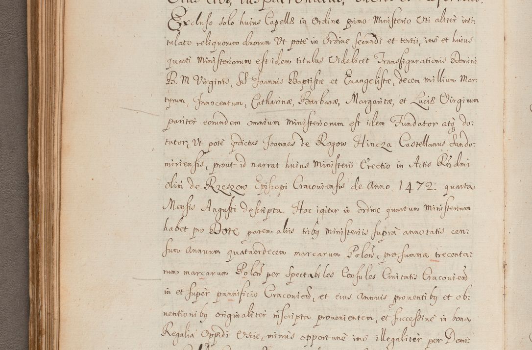 Zdjęcie nr 129 dla obiektu archiwalnego: In Nomine Domini Amen. ACTA VISITATIONIS. Externa sub Anno 1670 in Mense Julio incepta et in Augusto ac aliis Sequentibus eiusdem Anni mensibus per olim Illustrissimum ac Reverendissimum Dominum Andream Trzebicki Episcopum Cracoviensem in Cathedrali Ecclesia peractae, et successive per omnia et singula eiusdem Ecclesiae Sacella seu Capellas continuata atque ad hoc secundum volumen redacta et partim ob pestem Cracoviensem quadriennio grassantem partim ob alia legalia impedimenta quominus eadem Visitatio executa fuerit retardatae Demum morte praefati Illustrissimi et Reverendissimi Andreae Episcopi in Anno 1679 interveniente eadem Acta uti tam posthuma sub felici regimine Illustrissimi et Reverendissimi Domini Joannis Małachowski immediate in eundem Episcopatum succedentes ad effectum et finem executoris Authe. ordinaria in Anno 1682 sunt et fuerunt publicata, atque ideo illis omnibus et singulis quibus interest intimata.  VISITATIO Altarium Ecclesiae Cathedralis Cracoviensis infraspecificatorum circa translationem suorum ministeriorum et unionem Altaribus marmoreis ad quatuor columnas Ecclesiae sitis Anno Domini 1760 Die 17 Mensis Martij peracta. Perillustris Reverendissimus Dominus Hyacinthus Łopacki Canonicus Cathedralis et Archipresbyter Infulatus Cracoviensis Decanus Sandomiriensis a Celsissimo Illustrissimo Reverendissimo Domino Cajetano Ignatio Sołtyk Dei et Apostolicae Sedis Gratia Episcopo Cracoviensi Duce Severiae ad infrascripta delegatus per instrumentum tenoris sequentis ...