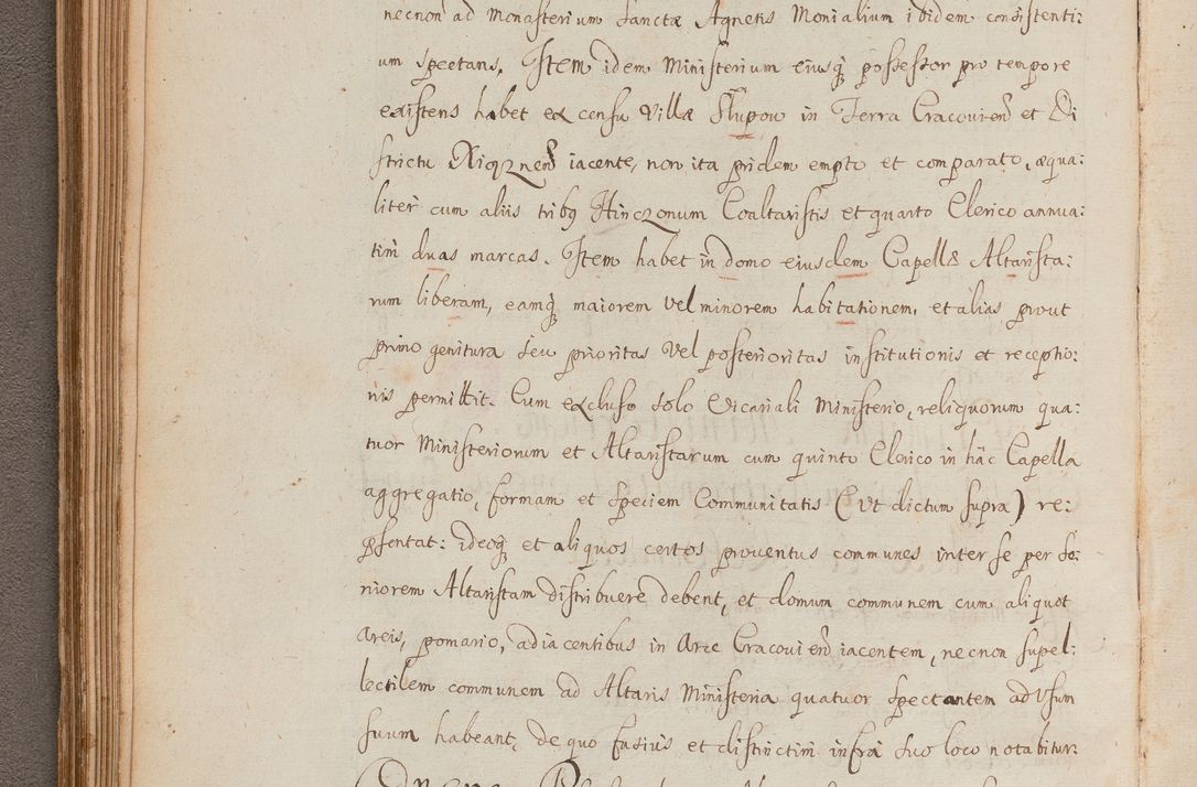 Zdjęcie nr 125 dla obiektu archiwalnego: In Nomine Domini Amen. ACTA VISITATIONIS. Externa sub Anno 1670 in Mense Julio incepta et in Augusto ac aliis Sequentibus eiusdem Anni mensibus per olim Illustrissimum ac Reverendissimum Dominum Andream Trzebicki Episcopum Cracoviensem in Cathedrali Ecclesia peractae, et successive per omnia et singula eiusdem Ecclesiae Sacella seu Capellas continuata atque ad hoc secundum volumen redacta et partim ob pestem Cracoviensem quadriennio grassantem partim ob alia legalia impedimenta quominus eadem Visitatio executa fuerit retardatae Demum morte praefati Illustrissimi et Reverendissimi Andreae Episcopi in Anno 1679 interveniente eadem Acta uti tam posthuma sub felici regimine Illustrissimi et Reverendissimi Domini Joannis Małachowski immediate in eundem Episcopatum succedentes ad effectum et finem executoris Authe. ordinaria in Anno 1682 sunt et fuerunt publicata, atque ideo illis omnibus et singulis quibus interest intimata.  VISITATIO Altarium Ecclesiae Cathedralis Cracoviensis infraspecificatorum circa translationem suorum ministeriorum et unionem Altaribus marmoreis ad quatuor columnas Ecclesiae sitis Anno Domini 1760 Die 17 Mensis Martij peracta. Perillustris Reverendissimus Dominus Hyacinthus Łopacki Canonicus Cathedralis et Archipresbyter Infulatus Cracoviensis Decanus Sandomiriensis a Celsissimo Illustrissimo Reverendissimo Domino Cajetano Ignatio Sołtyk Dei et Apostolicae Sedis Gratia Episcopo Cracoviensi Duce Severiae ad infrascripta delegatus per instrumentum tenoris sequentis ...