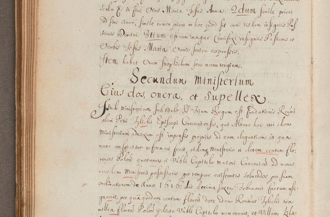 Zdjęcie nr 121 dla obiektu archiwalnego: In Nomine Domini Amen. ACTA VISITATIONIS. Externa sub Anno 1670 in Mense Julio incepta et in Augusto ac aliis Sequentibus eiusdem Anni mensibus per olim Illustrissimum ac Reverendissimum Dominum Andream Trzebicki Episcopum Cracoviensem in Cathedrali Ecclesia peractae, et successive per omnia et singula eiusdem Ecclesiae Sacella seu Capellas continuata atque ad hoc secundum volumen redacta et partim ob pestem Cracoviensem quadriennio grassantem partim ob alia legalia impedimenta quominus eadem Visitatio executa fuerit retardatae Demum morte praefati Illustrissimi et Reverendissimi Andreae Episcopi in Anno 1679 interveniente eadem Acta uti tam posthuma sub felici regimine Illustrissimi et Reverendissimi Domini Joannis Małachowski immediate in eundem Episcopatum succedentes ad effectum et finem executoris Authe. ordinaria in Anno 1682 sunt et fuerunt publicata, atque ideo illis omnibus et singulis quibus interest intimata.  VISITATIO Altarium Ecclesiae Cathedralis Cracoviensis infraspecificatorum circa translationem suorum ministeriorum et unionem Altaribus marmoreis ad quatuor columnas Ecclesiae sitis Anno Domini 1760 Die 17 Mensis Martij peracta. Perillustris Reverendissimus Dominus Hyacinthus Łopacki Canonicus Cathedralis et Archipresbyter Infulatus Cracoviensis Decanus Sandomiriensis a Celsissimo Illustrissimo Reverendissimo Domino Cajetano Ignatio Sołtyk Dei et Apostolicae Sedis Gratia Episcopo Cracoviensi Duce Severiae ad infrascripta delegatus per instrumentum tenoris sequentis ...