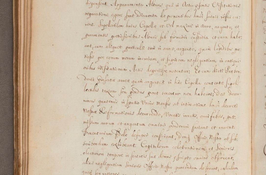 Zdjęcie nr 112 dla obiektu archiwalnego: In Nomine Domini Amen. ACTA VISITATIONIS. Externa sub Anno 1670 in Mense Julio incepta et in Augusto ac aliis Sequentibus eiusdem Anni mensibus per olim Illustrissimum ac Reverendissimum Dominum Andream Trzebicki Episcopum Cracoviensem in Cathedrali Ecclesia peractae, et successive per omnia et singula eiusdem Ecclesiae Sacella seu Capellas continuata atque ad hoc secundum volumen redacta et partim ob pestem Cracoviensem quadriennio grassantem partim ob alia legalia impedimenta quominus eadem Visitatio executa fuerit retardatae Demum morte praefati Illustrissimi et Reverendissimi Andreae Episcopi in Anno 1679 interveniente eadem Acta uti tam posthuma sub felici regimine Illustrissimi et Reverendissimi Domini Joannis Małachowski immediate in eundem Episcopatum succedentes ad effectum et finem executoris Authe. ordinaria in Anno 1682 sunt et fuerunt publicata, atque ideo illis omnibus et singulis quibus interest intimata.  VISITATIO Altarium Ecclesiae Cathedralis Cracoviensis infraspecificatorum circa translationem suorum ministeriorum et unionem Altaribus marmoreis ad quatuor columnas Ecclesiae sitis Anno Domini 1760 Die 17 Mensis Martij peracta. Perillustris Reverendissimus Dominus Hyacinthus Łopacki Canonicus Cathedralis et Archipresbyter Infulatus Cracoviensis Decanus Sandomiriensis a Celsissimo Illustrissimo Reverendissimo Domino Cajetano Ignatio Sołtyk Dei et Apostolicae Sedis Gratia Episcopo Cracoviensi Duce Severiae ad infrascripta delegatus per instrumentum tenoris sequentis ...