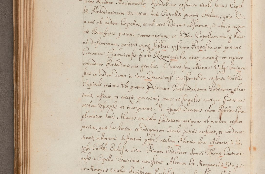 Zdjęcie nr 114 dla obiektu archiwalnego: In Nomine Domini Amen. ACTA VISITATIONIS. Externa sub Anno 1670 in Mense Julio incepta et in Augusto ac aliis Sequentibus eiusdem Anni mensibus per olim Illustrissimum ac Reverendissimum Dominum Andream Trzebicki Episcopum Cracoviensem in Cathedrali Ecclesia peractae, et successive per omnia et singula eiusdem Ecclesiae Sacella seu Capellas continuata atque ad hoc secundum volumen redacta et partim ob pestem Cracoviensem quadriennio grassantem partim ob alia legalia impedimenta quominus eadem Visitatio executa fuerit retardatae Demum morte praefati Illustrissimi et Reverendissimi Andreae Episcopi in Anno 1679 interveniente eadem Acta uti tam posthuma sub felici regimine Illustrissimi et Reverendissimi Domini Joannis Małachowski immediate in eundem Episcopatum succedentes ad effectum et finem executoris Authe. ordinaria in Anno 1682 sunt et fuerunt publicata, atque ideo illis omnibus et singulis quibus interest intimata.  VISITATIO Altarium Ecclesiae Cathedralis Cracoviensis infraspecificatorum circa translationem suorum ministeriorum et unionem Altaribus marmoreis ad quatuor columnas Ecclesiae sitis Anno Domini 1760 Die 17 Mensis Martij peracta. Perillustris Reverendissimus Dominus Hyacinthus Łopacki Canonicus Cathedralis et Archipresbyter Infulatus Cracoviensis Decanus Sandomiriensis a Celsissimo Illustrissimo Reverendissimo Domino Cajetano Ignatio Sołtyk Dei et Apostolicae Sedis Gratia Episcopo Cracoviensi Duce Severiae ad infrascripta delegatus per instrumentum tenoris sequentis ...