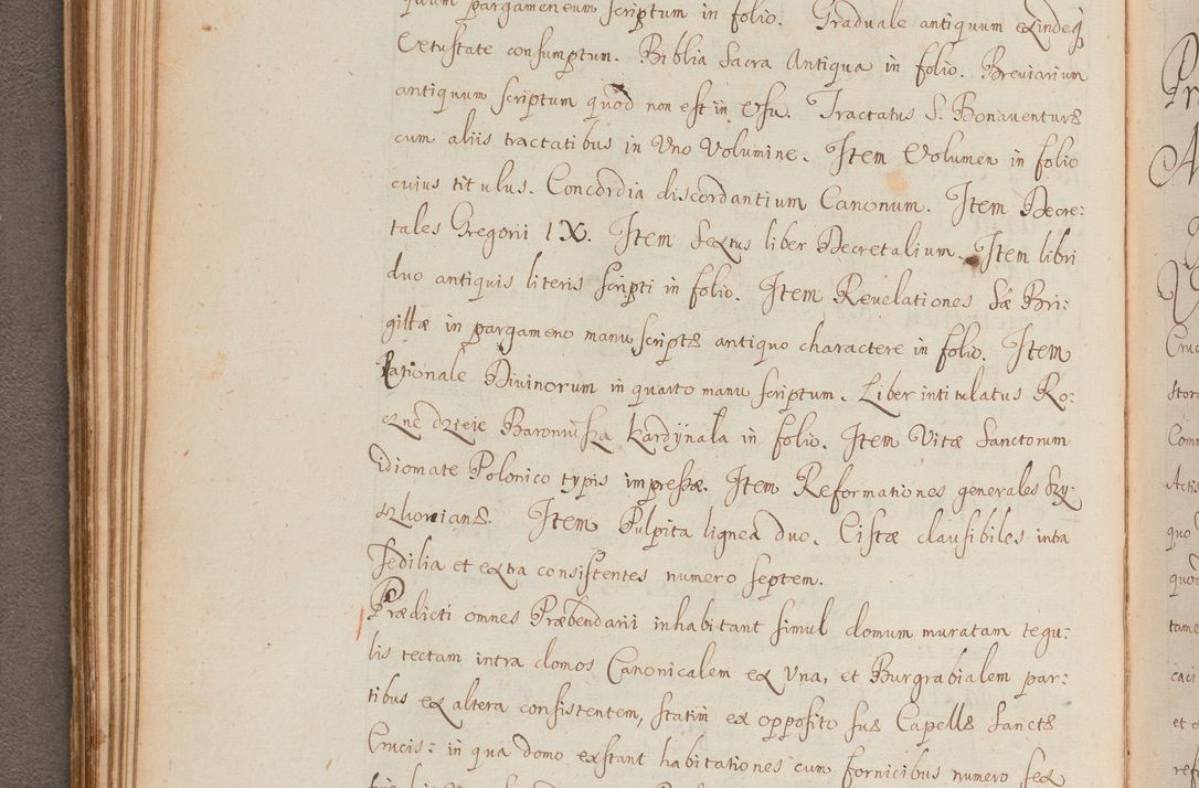 Zdjęcie nr 110 dla obiektu archiwalnego: In Nomine Domini Amen. ACTA VISITATIONIS. Externa sub Anno 1670 in Mense Julio incepta et in Augusto ac aliis Sequentibus eiusdem Anni mensibus per olim Illustrissimum ac Reverendissimum Dominum Andream Trzebicki Episcopum Cracoviensem in Cathedrali Ecclesia peractae, et successive per omnia et singula eiusdem Ecclesiae Sacella seu Capellas continuata atque ad hoc secundum volumen redacta et partim ob pestem Cracoviensem quadriennio grassantem partim ob alia legalia impedimenta quominus eadem Visitatio executa fuerit retardatae Demum morte praefati Illustrissimi et Reverendissimi Andreae Episcopi in Anno 1679 interveniente eadem Acta uti tam posthuma sub felici regimine Illustrissimi et Reverendissimi Domini Joannis Małachowski immediate in eundem Episcopatum succedentes ad effectum et finem executoris Authe. ordinaria in Anno 1682 sunt et fuerunt publicata, atque ideo illis omnibus et singulis quibus interest intimata.  VISITATIO Altarium Ecclesiae Cathedralis Cracoviensis infraspecificatorum circa translationem suorum ministeriorum et unionem Altaribus marmoreis ad quatuor columnas Ecclesiae sitis Anno Domini 1760 Die 17 Mensis Martij peracta. Perillustris Reverendissimus Dominus Hyacinthus Łopacki Canonicus Cathedralis et Archipresbyter Infulatus Cracoviensis Decanus Sandomiriensis a Celsissimo Illustrissimo Reverendissimo Domino Cajetano Ignatio Sołtyk Dei et Apostolicae Sedis Gratia Episcopo Cracoviensi Duce Severiae ad infrascripta delegatus per instrumentum tenoris sequentis ...