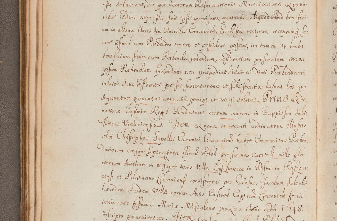 Zdjęcie nr 102 dla obiektu archiwalnego: In Nomine Domini Amen. ACTA VISITATIONIS. Externa sub Anno 1670 in Mense Julio incepta et in Augusto ac aliis Sequentibus eiusdem Anni mensibus per olim Illustrissimum ac Reverendissimum Dominum Andream Trzebicki Episcopum Cracoviensem in Cathedrali Ecclesia peractae, et successive per omnia et singula eiusdem Ecclesiae Sacella seu Capellas continuata atque ad hoc secundum volumen redacta et partim ob pestem Cracoviensem quadriennio grassantem partim ob alia legalia impedimenta quominus eadem Visitatio executa fuerit retardatae Demum morte praefati Illustrissimi et Reverendissimi Andreae Episcopi in Anno 1679 interveniente eadem Acta uti tam posthuma sub felici regimine Illustrissimi et Reverendissimi Domini Joannis Małachowski immediate in eundem Episcopatum succedentes ad effectum et finem executoris Authe. ordinaria in Anno 1682 sunt et fuerunt publicata, atque ideo illis omnibus et singulis quibus interest intimata.  VISITATIO Altarium Ecclesiae Cathedralis Cracoviensis infraspecificatorum circa translationem suorum ministeriorum et unionem Altaribus marmoreis ad quatuor columnas Ecclesiae sitis Anno Domini 1760 Die 17 Mensis Martij peracta. Perillustris Reverendissimus Dominus Hyacinthus Łopacki Canonicus Cathedralis et Archipresbyter Infulatus Cracoviensis Decanus Sandomiriensis a Celsissimo Illustrissimo Reverendissimo Domino Cajetano Ignatio Sołtyk Dei et Apostolicae Sedis Gratia Episcopo Cracoviensi Duce Severiae ad infrascripta delegatus per instrumentum tenoris sequentis ...