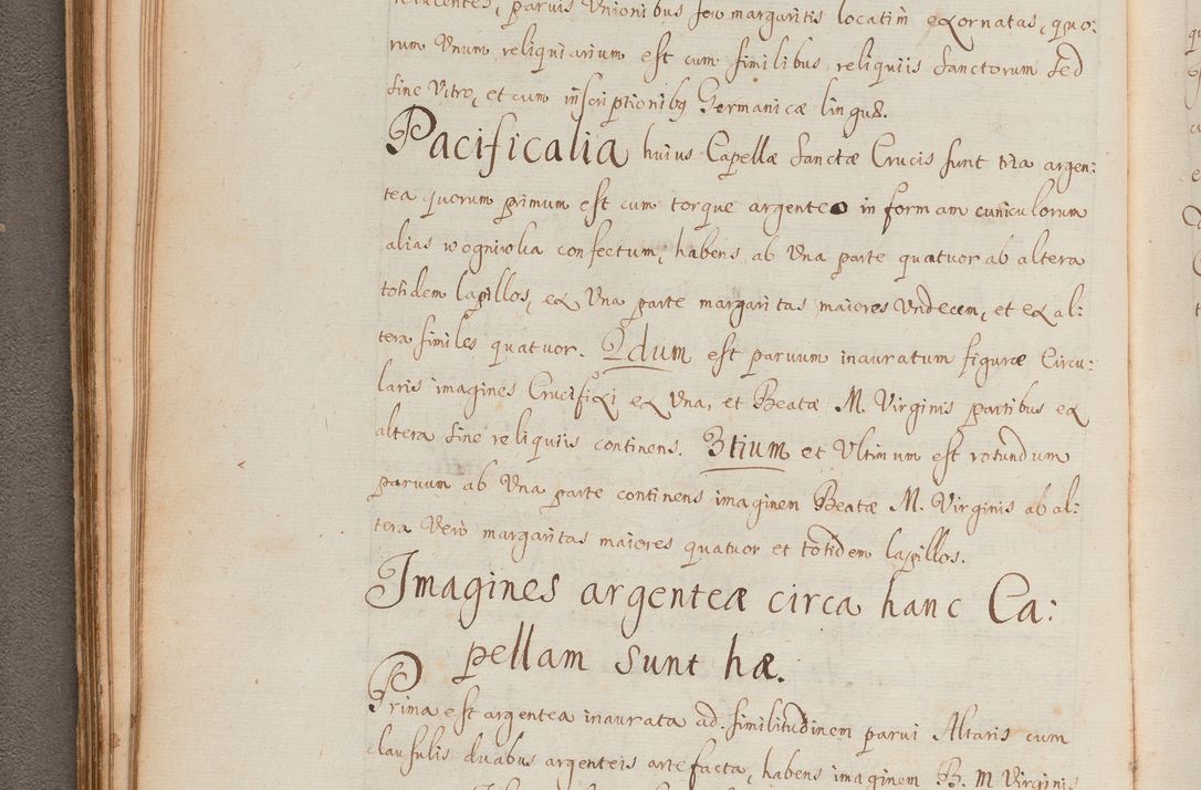 Zdjęcie nr 100 dla obiektu archiwalnego: In Nomine Domini Amen. ACTA VISITATIONIS. Externa sub Anno 1670 in Mense Julio incepta et in Augusto ac aliis Sequentibus eiusdem Anni mensibus per olim Illustrissimum ac Reverendissimum Dominum Andream Trzebicki Episcopum Cracoviensem in Cathedrali Ecclesia peractae, et successive per omnia et singula eiusdem Ecclesiae Sacella seu Capellas continuata atque ad hoc secundum volumen redacta et partim ob pestem Cracoviensem quadriennio grassantem partim ob alia legalia impedimenta quominus eadem Visitatio executa fuerit retardatae Demum morte praefati Illustrissimi et Reverendissimi Andreae Episcopi in Anno 1679 interveniente eadem Acta uti tam posthuma sub felici regimine Illustrissimi et Reverendissimi Domini Joannis Małachowski immediate in eundem Episcopatum succedentes ad effectum et finem executoris Authe. ordinaria in Anno 1682 sunt et fuerunt publicata, atque ideo illis omnibus et singulis quibus interest intimata.  VISITATIO Altarium Ecclesiae Cathedralis Cracoviensis infraspecificatorum circa translationem suorum ministeriorum et unionem Altaribus marmoreis ad quatuor columnas Ecclesiae sitis Anno Domini 1760 Die 17 Mensis Martij peracta. Perillustris Reverendissimus Dominus Hyacinthus Łopacki Canonicus Cathedralis et Archipresbyter Infulatus Cracoviensis Decanus Sandomiriensis a Celsissimo Illustrissimo Reverendissimo Domino Cajetano Ignatio Sołtyk Dei et Apostolicae Sedis Gratia Episcopo Cracoviensi Duce Severiae ad infrascripta delegatus per instrumentum tenoris sequentis ...