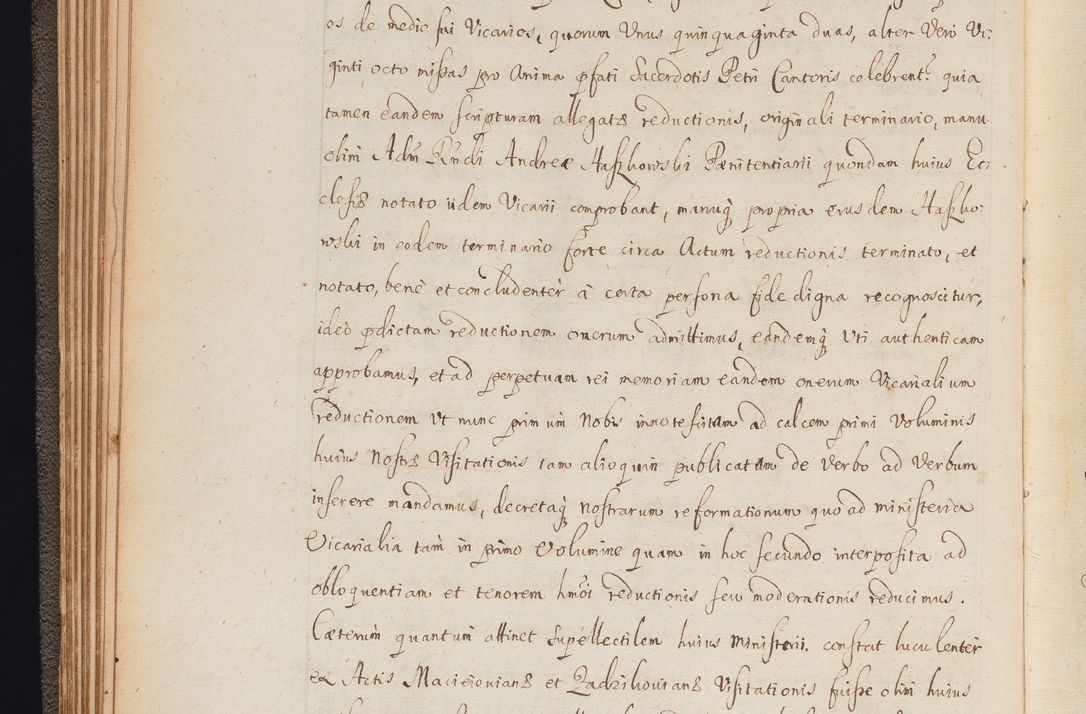 Zdjęcie nr 61 dla obiektu archiwalnego: In Nomine Domini Amen. ACTA VISITATIONIS. Externa sub Anno 1670 in Mense Julio incepta et in Augusto ac aliis Sequentibus eiusdem Anni mensibus per olim Illustrissimum ac Reverendissimum Dominum Andream Trzebicki Episcopum Cracoviensem in Cathedrali Ecclesia peractae, et successive per omnia et singula eiusdem Ecclesiae Sacella seu Capellas continuata atque ad hoc secundum volumen redacta et partim ob pestem Cracoviensem quadriennio grassantem partim ob alia legalia impedimenta quominus eadem Visitatio executa fuerit retardatae Demum morte praefati Illustrissimi et Reverendissimi Andreae Episcopi in Anno 1679 interveniente eadem Acta uti tam posthuma sub felici regimine Illustrissimi et Reverendissimi Domini Joannis Małachowski immediate in eundem Episcopatum succedentes ad effectum et finem executoris Authe. ordinaria in Anno 1682 sunt et fuerunt publicata, atque ideo illis omnibus et singulis quibus interest intimata.  VISITATIO Altarium Ecclesiae Cathedralis Cracoviensis infraspecificatorum circa translationem suorum ministeriorum et unionem Altaribus marmoreis ad quatuor columnas Ecclesiae sitis Anno Domini 1760 Die 17 Mensis Martij peracta. Perillustris Reverendissimus Dominus Hyacinthus Łopacki Canonicus Cathedralis et Archipresbyter Infulatus Cracoviensis Decanus Sandomiriensis a Celsissimo Illustrissimo Reverendissimo Domino Cajetano Ignatio Sołtyk Dei et Apostolicae Sedis Gratia Episcopo Cracoviensi Duce Severiae ad infrascripta delegatus per instrumentum tenoris sequentis ...