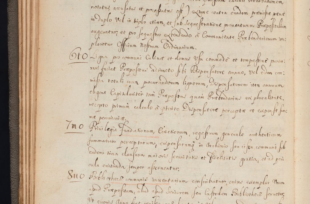 Zdjęcie nr 51 dla obiektu archiwalnego: In Nomine Domini Amen. ACTA VISITATIONIS. Externa sub Anno 1670 in Mense Julio incepta et in Augusto ac aliis Sequentibus eiusdem Anni mensibus per olim Illustrissimum ac Reverendissimum Dominum Andream Trzebicki Episcopum Cracoviensem in Cathedrali Ecclesia peractae, et successive per omnia et singula eiusdem Ecclesiae Sacella seu Capellas continuata atque ad hoc secundum volumen redacta et partim ob pestem Cracoviensem quadriennio grassantem partim ob alia legalia impedimenta quominus eadem Visitatio executa fuerit retardatae Demum morte praefati Illustrissimi et Reverendissimi Andreae Episcopi in Anno 1679 interveniente eadem Acta uti tam posthuma sub felici regimine Illustrissimi et Reverendissimi Domini Joannis Małachowski immediate in eundem Episcopatum succedentes ad effectum et finem executoris Authe. ordinaria in Anno 1682 sunt et fuerunt publicata, atque ideo illis omnibus et singulis quibus interest intimata.  VISITATIO Altarium Ecclesiae Cathedralis Cracoviensis infraspecificatorum circa translationem suorum ministeriorum et unionem Altaribus marmoreis ad quatuor columnas Ecclesiae sitis Anno Domini 1760 Die 17 Mensis Martij peracta. Perillustris Reverendissimus Dominus Hyacinthus Łopacki Canonicus Cathedralis et Archipresbyter Infulatus Cracoviensis Decanus Sandomiriensis a Celsissimo Illustrissimo Reverendissimo Domino Cajetano Ignatio Sołtyk Dei et Apostolicae Sedis Gratia Episcopo Cracoviensi Duce Severiae ad infrascripta delegatus per instrumentum tenoris sequentis ...