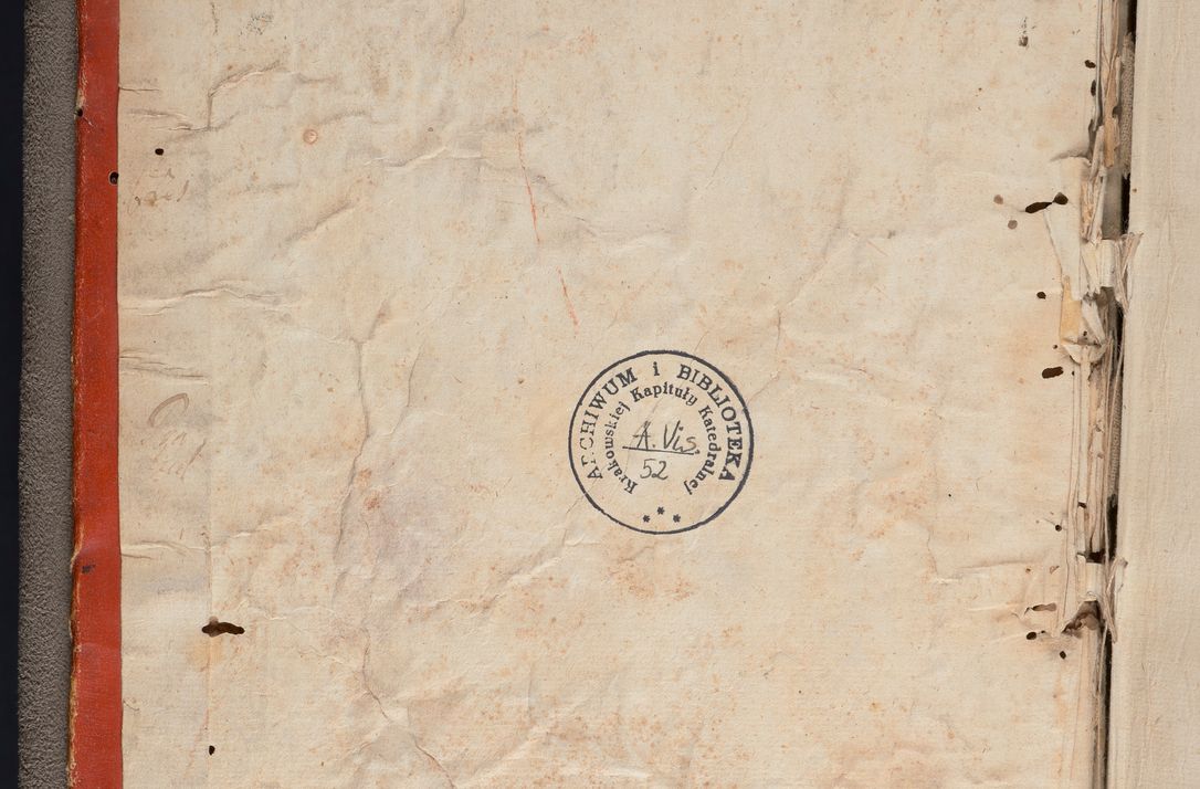 Zdjęcie nr 3 dla obiektu archiwalnego: In Nomine Domini Amen. ACTA VISITATIONIS. Externa sub Anno 1670 in Mense Julio incepta et in Augusto ac aliis Sequentibus eiusdem Anni mensibus per olim Illustrissimum ac Reverendissimum Dominum Andream Trzebicki Episcopum Cracoviensem in Cathedrali Ecclesia peractae, et successive per omnia et singula eiusdem Ecclesiae Sacella seu Capellas continuata atque ad hoc secundum volumen redacta et partim ob pestem Cracoviensem quadriennio grassantem partim ob alia legalia impedimenta quominus eadem Visitatio executa fuerit retardatae Demum morte praefati Illustrissimi et Reverendissimi Andreae Episcopi in Anno 1679 interveniente eadem Acta uti tam posthuma sub felici regimine Illustrissimi et Reverendissimi Domini Joannis Małachowski immediate in eundem Episcopatum succedentes ad effectum et finem executoris Authe. ordinaria in Anno 1682 sunt et fuerunt publicata, atque ideo illis omnibus et singulis quibus interest intimata.  VISITATIO Altarium Ecclesiae Cathedralis Cracoviensis infraspecificatorum circa translationem suorum ministeriorum et unionem Altaribus marmoreis ad quatuor columnas Ecclesiae sitis Anno Domini 1760 Die 17 Mensis Martij peracta. Perillustris Reverendissimus Dominus Hyacinthus Łopacki Canonicus Cathedralis et Archipresbyter Infulatus Cracoviensis Decanus Sandomiriensis a Celsissimo Illustrissimo Reverendissimo Domino Cajetano Ignatio Sołtyk Dei et Apostolicae Sedis Gratia Episcopo Cracoviensi Duce Severiae ad infrascripta delegatus per instrumentum tenoris sequentis ...