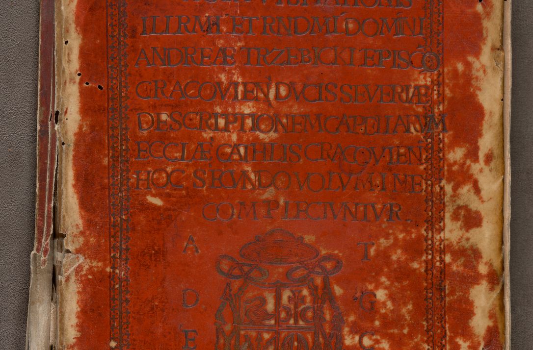 Zdjęcie nr 1 dla obiektu archiwalnego: In Nomine Domini Amen. ACTA VISITATIONIS. Externa sub Anno 1670 in Mense Julio incepta et in Augusto ac aliis Sequentibus eiusdem Anni mensibus per olim Illustrissimum ac Reverendissimum Dominum Andream Trzebicki Episcopum Cracoviensem in Cathedrali Ecclesia peractae, et successive per omnia et singula eiusdem Ecclesiae Sacella seu Capellas continuata atque ad hoc secundum volumen redacta et partim ob pestem Cracoviensem quadriennio grassantem partim ob alia legalia impedimenta quominus eadem Visitatio executa fuerit retardatae Demum morte praefati Illustrissimi et Reverendissimi Andreae Episcopi in Anno 1679 interveniente eadem Acta uti tam posthuma sub felici regimine Illustrissimi et Reverendissimi Domini Joannis Małachowski immediate in eundem Episcopatum succedentes ad effectum et finem executoris Authe. ordinaria in Anno 1682 sunt et fuerunt publicata, atque ideo illis omnibus et singulis quibus interest intimata.  VISITATIO Altarium Ecclesiae Cathedralis Cracoviensis infraspecificatorum circa translationem suorum ministeriorum et unionem Altaribus marmoreis ad quatuor columnas Ecclesiae sitis Anno Domini 1760 Die 17 Mensis Martij peracta. Perillustris Reverendissimus Dominus Hyacinthus Łopacki Canonicus Cathedralis et Archipresbyter Infulatus Cracoviensis Decanus Sandomiriensis a Celsissimo Illustrissimo Reverendissimo Domino Cajetano Ignatio Sołtyk Dei et Apostolicae Sedis Gratia Episcopo Cracoviensi Duce Severiae ad infrascripta delegatus per instrumentum tenoris sequentis ...