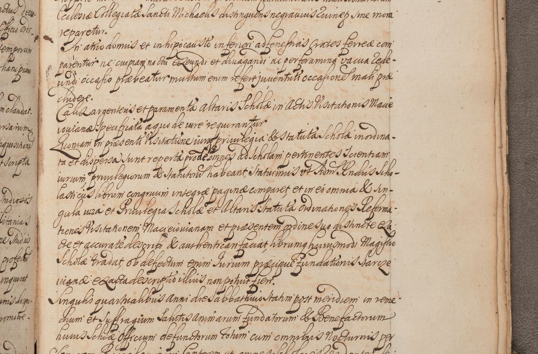 Zdjęcie nr 460 dla obiektu archiwalnego: In Nomine Domini Amen. ACTA VISITATIONIS. Externa sub Anno 1670 in Mense Julio incepta et in Augusto ac aliis Sequentibus eiusdem Anni mensibus per olim Illustrissimum ac Reverendissimum Dominum Andream Trzebicki Episcopum Cracoviensem in Cathedrali Ecclesia peractae, et successive per omnia et singula eiusdem Ecclesiae Sacella seu Capellas continuata atque ad hoc secundum volumen redacta et partim ob pestem Cracoviensem quadriennio grassantem partim ob alia legalia impedimenta quominus eadem Visitatio executa fuerit retardatae Demum morte praefati Illustrissimi et Reverendissimi Andreae Episcopi in Anno 1679 interveniente eadem Acta uti tam posthuma sub felici regimine Illustrissimi et Reverendissimi Domini Joannis Małachowski immediate in eundem Episcopatum succedentes ad effectum et finem executoris Authe. ordinaria in Anno 1682 sunt et fuerunt publicata, atque ideo illis omnibus et singulis quibus interest intimata.  VISITATIO Altarium Ecclesiae Cathedralis Cracoviensis infraspecificatorum circa translationem suorum ministeriorum et unionem Altaribus marmoreis ad quatuor columnas Ecclesiae sitis Anno Domini 1760 Die 17 Mensis Martij peracta. Perillustris Reverendissimus Dominus Hyacinthus Łopacki Canonicus Cathedralis et Archipresbyter Infulatus Cracoviensis Decanus Sandomiriensis a Celsissimo Illustrissimo Reverendissimo Domino Cajetano Ignatio Sołtyk Dei et Apostolicae Sedis Gratia Episcopo Cracoviensi Duce Severiae ad infrascripta delegatus per instrumentum tenoris sequentis ...
