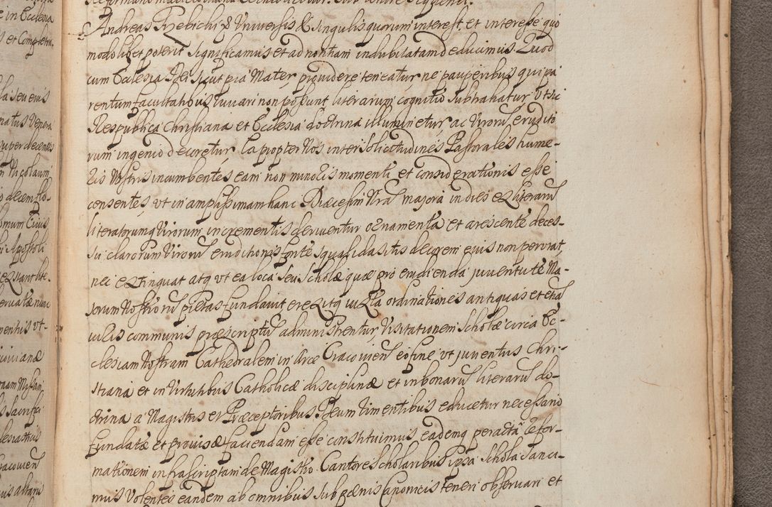 Zdjęcie nr 458 dla obiektu archiwalnego: In Nomine Domini Amen. ACTA VISITATIONIS. Externa sub Anno 1670 in Mense Julio incepta et in Augusto ac aliis Sequentibus eiusdem Anni mensibus per olim Illustrissimum ac Reverendissimum Dominum Andream Trzebicki Episcopum Cracoviensem in Cathedrali Ecclesia peractae, et successive per omnia et singula eiusdem Ecclesiae Sacella seu Capellas continuata atque ad hoc secundum volumen redacta et partim ob pestem Cracoviensem quadriennio grassantem partim ob alia legalia impedimenta quominus eadem Visitatio executa fuerit retardatae Demum morte praefati Illustrissimi et Reverendissimi Andreae Episcopi in Anno 1679 interveniente eadem Acta uti tam posthuma sub felici regimine Illustrissimi et Reverendissimi Domini Joannis Małachowski immediate in eundem Episcopatum succedentes ad effectum et finem executoris Authe. ordinaria in Anno 1682 sunt et fuerunt publicata, atque ideo illis omnibus et singulis quibus interest intimata.  VISITATIO Altarium Ecclesiae Cathedralis Cracoviensis infraspecificatorum circa translationem suorum ministeriorum et unionem Altaribus marmoreis ad quatuor columnas Ecclesiae sitis Anno Domini 1760 Die 17 Mensis Martij peracta. Perillustris Reverendissimus Dominus Hyacinthus Łopacki Canonicus Cathedralis et Archipresbyter Infulatus Cracoviensis Decanus Sandomiriensis a Celsissimo Illustrissimo Reverendissimo Domino Cajetano Ignatio Sołtyk Dei et Apostolicae Sedis Gratia Episcopo Cracoviensi Duce Severiae ad infrascripta delegatus per instrumentum tenoris sequentis ...