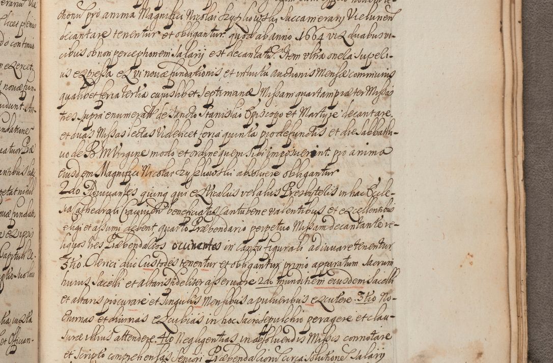 Zdjęcie nr 450 dla obiektu archiwalnego: In Nomine Domini Amen. ACTA VISITATIONIS. Externa sub Anno 1670 in Mense Julio incepta et in Augusto ac aliis Sequentibus eiusdem Anni mensibus per olim Illustrissimum ac Reverendissimum Dominum Andream Trzebicki Episcopum Cracoviensem in Cathedrali Ecclesia peractae, et successive per omnia et singula eiusdem Ecclesiae Sacella seu Capellas continuata atque ad hoc secundum volumen redacta et partim ob pestem Cracoviensem quadriennio grassantem partim ob alia legalia impedimenta quominus eadem Visitatio executa fuerit retardatae Demum morte praefati Illustrissimi et Reverendissimi Andreae Episcopi in Anno 1679 interveniente eadem Acta uti tam posthuma sub felici regimine Illustrissimi et Reverendissimi Domini Joannis Małachowski immediate in eundem Episcopatum succedentes ad effectum et finem executoris Authe. ordinaria in Anno 1682 sunt et fuerunt publicata, atque ideo illis omnibus et singulis quibus interest intimata.  VISITATIO Altarium Ecclesiae Cathedralis Cracoviensis infraspecificatorum circa translationem suorum ministeriorum et unionem Altaribus marmoreis ad quatuor columnas Ecclesiae sitis Anno Domini 1760 Die 17 Mensis Martij peracta. Perillustris Reverendissimus Dominus Hyacinthus Łopacki Canonicus Cathedralis et Archipresbyter Infulatus Cracoviensis Decanus Sandomiriensis a Celsissimo Illustrissimo Reverendissimo Domino Cajetano Ignatio Sołtyk Dei et Apostolicae Sedis Gratia Episcopo Cracoviensi Duce Severiae ad infrascripta delegatus per instrumentum tenoris sequentis ...