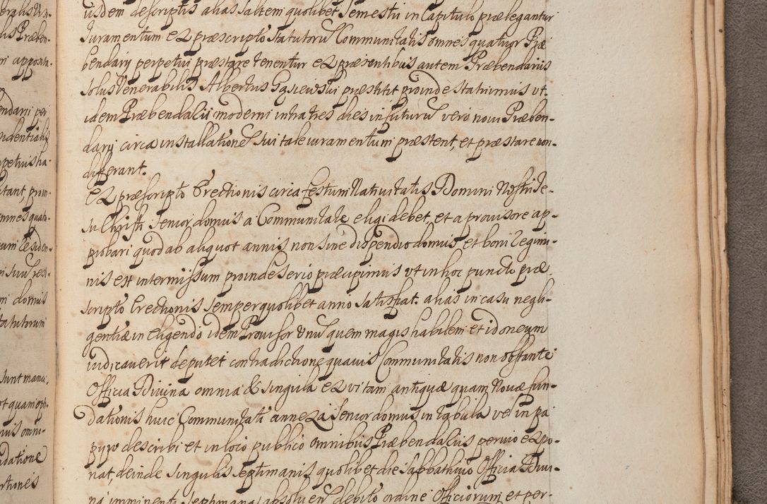 Zdjęcie nr 452 dla obiektu archiwalnego: In Nomine Domini Amen. ACTA VISITATIONIS. Externa sub Anno 1670 in Mense Julio incepta et in Augusto ac aliis Sequentibus eiusdem Anni mensibus per olim Illustrissimum ac Reverendissimum Dominum Andream Trzebicki Episcopum Cracoviensem in Cathedrali Ecclesia peractae, et successive per omnia et singula eiusdem Ecclesiae Sacella seu Capellas continuata atque ad hoc secundum volumen redacta et partim ob pestem Cracoviensem quadriennio grassantem partim ob alia legalia impedimenta quominus eadem Visitatio executa fuerit retardatae Demum morte praefati Illustrissimi et Reverendissimi Andreae Episcopi in Anno 1679 interveniente eadem Acta uti tam posthuma sub felici regimine Illustrissimi et Reverendissimi Domini Joannis Małachowski immediate in eundem Episcopatum succedentes ad effectum et finem executoris Authe. ordinaria in Anno 1682 sunt et fuerunt publicata, atque ideo illis omnibus et singulis quibus interest intimata.  VISITATIO Altarium Ecclesiae Cathedralis Cracoviensis infraspecificatorum circa translationem suorum ministeriorum et unionem Altaribus marmoreis ad quatuor columnas Ecclesiae sitis Anno Domini 1760 Die 17 Mensis Martij peracta. Perillustris Reverendissimus Dominus Hyacinthus Łopacki Canonicus Cathedralis et Archipresbyter Infulatus Cracoviensis Decanus Sandomiriensis a Celsissimo Illustrissimo Reverendissimo Domino Cajetano Ignatio Sołtyk Dei et Apostolicae Sedis Gratia Episcopo Cracoviensi Duce Severiae ad infrascripta delegatus per instrumentum tenoris sequentis ...