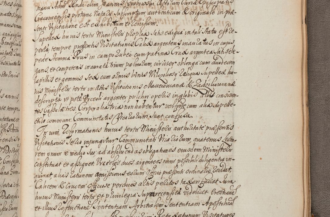 Zdjęcie nr 437 dla obiektu archiwalnego: In Nomine Domini Amen. ACTA VISITATIONIS. Externa sub Anno 1670 in Mense Julio incepta et in Augusto ac aliis Sequentibus eiusdem Anni mensibus per olim Illustrissimum ac Reverendissimum Dominum Andream Trzebicki Episcopum Cracoviensem in Cathedrali Ecclesia peractae, et successive per omnia et singula eiusdem Ecclesiae Sacella seu Capellas continuata atque ad hoc secundum volumen redacta et partim ob pestem Cracoviensem quadriennio grassantem partim ob alia legalia impedimenta quominus eadem Visitatio executa fuerit retardatae Demum morte praefati Illustrissimi et Reverendissimi Andreae Episcopi in Anno 1679 interveniente eadem Acta uti tam posthuma sub felici regimine Illustrissimi et Reverendissimi Domini Joannis Małachowski immediate in eundem Episcopatum succedentes ad effectum et finem executoris Authe. ordinaria in Anno 1682 sunt et fuerunt publicata, atque ideo illis omnibus et singulis quibus interest intimata.  VISITATIO Altarium Ecclesiae Cathedralis Cracoviensis infraspecificatorum circa translationem suorum ministeriorum et unionem Altaribus marmoreis ad quatuor columnas Ecclesiae sitis Anno Domini 1760 Die 17 Mensis Martij peracta. Perillustris Reverendissimus Dominus Hyacinthus Łopacki Canonicus Cathedralis et Archipresbyter Infulatus Cracoviensis Decanus Sandomiriensis a Celsissimo Illustrissimo Reverendissimo Domino Cajetano Ignatio Sołtyk Dei et Apostolicae Sedis Gratia Episcopo Cracoviensi Duce Severiae ad infrascripta delegatus per instrumentum tenoris sequentis ...