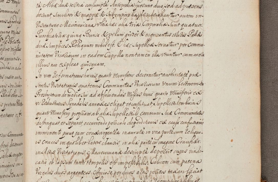 Zdjęcie nr 421 dla obiektu archiwalnego: In Nomine Domini Amen. ACTA VISITATIONIS. Externa sub Anno 1670 in Mense Julio incepta et in Augusto ac aliis Sequentibus eiusdem Anni mensibus per olim Illustrissimum ac Reverendissimum Dominum Andream Trzebicki Episcopum Cracoviensem in Cathedrali Ecclesia peractae, et successive per omnia et singula eiusdem Ecclesiae Sacella seu Capellas continuata atque ad hoc secundum volumen redacta et partim ob pestem Cracoviensem quadriennio grassantem partim ob alia legalia impedimenta quominus eadem Visitatio executa fuerit retardatae Demum morte praefati Illustrissimi et Reverendissimi Andreae Episcopi in Anno 1679 interveniente eadem Acta uti tam posthuma sub felici regimine Illustrissimi et Reverendissimi Domini Joannis Małachowski immediate in eundem Episcopatum succedentes ad effectum et finem executoris Authe. ordinaria in Anno 1682 sunt et fuerunt publicata, atque ideo illis omnibus et singulis quibus interest intimata.  VISITATIO Altarium Ecclesiae Cathedralis Cracoviensis infraspecificatorum circa translationem suorum ministeriorum et unionem Altaribus marmoreis ad quatuor columnas Ecclesiae sitis Anno Domini 1760 Die 17 Mensis Martij peracta. Perillustris Reverendissimus Dominus Hyacinthus Łopacki Canonicus Cathedralis et Archipresbyter Infulatus Cracoviensis Decanus Sandomiriensis a Celsissimo Illustrissimo Reverendissimo Domino Cajetano Ignatio Sołtyk Dei et Apostolicae Sedis Gratia Episcopo Cracoviensi Duce Severiae ad infrascripta delegatus per instrumentum tenoris sequentis ...