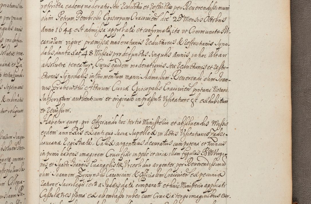 Zdjęcie nr 418 dla obiektu archiwalnego: In Nomine Domini Amen. ACTA VISITATIONIS. Externa sub Anno 1670 in Mense Julio incepta et in Augusto ac aliis Sequentibus eiusdem Anni mensibus per olim Illustrissimum ac Reverendissimum Dominum Andream Trzebicki Episcopum Cracoviensem in Cathedrali Ecclesia peractae, et successive per omnia et singula eiusdem Ecclesiae Sacella seu Capellas continuata atque ad hoc secundum volumen redacta et partim ob pestem Cracoviensem quadriennio grassantem partim ob alia legalia impedimenta quominus eadem Visitatio executa fuerit retardatae Demum morte praefati Illustrissimi et Reverendissimi Andreae Episcopi in Anno 1679 interveniente eadem Acta uti tam posthuma sub felici regimine Illustrissimi et Reverendissimi Domini Joannis Małachowski immediate in eundem Episcopatum succedentes ad effectum et finem executoris Authe. ordinaria in Anno 1682 sunt et fuerunt publicata, atque ideo illis omnibus et singulis quibus interest intimata.  VISITATIO Altarium Ecclesiae Cathedralis Cracoviensis infraspecificatorum circa translationem suorum ministeriorum et unionem Altaribus marmoreis ad quatuor columnas Ecclesiae sitis Anno Domini 1760 Die 17 Mensis Martij peracta. Perillustris Reverendissimus Dominus Hyacinthus Łopacki Canonicus Cathedralis et Archipresbyter Infulatus Cracoviensis Decanus Sandomiriensis a Celsissimo Illustrissimo Reverendissimo Domino Cajetano Ignatio Sołtyk Dei et Apostolicae Sedis Gratia Episcopo Cracoviensi Duce Severiae ad infrascripta delegatus per instrumentum tenoris sequentis ...