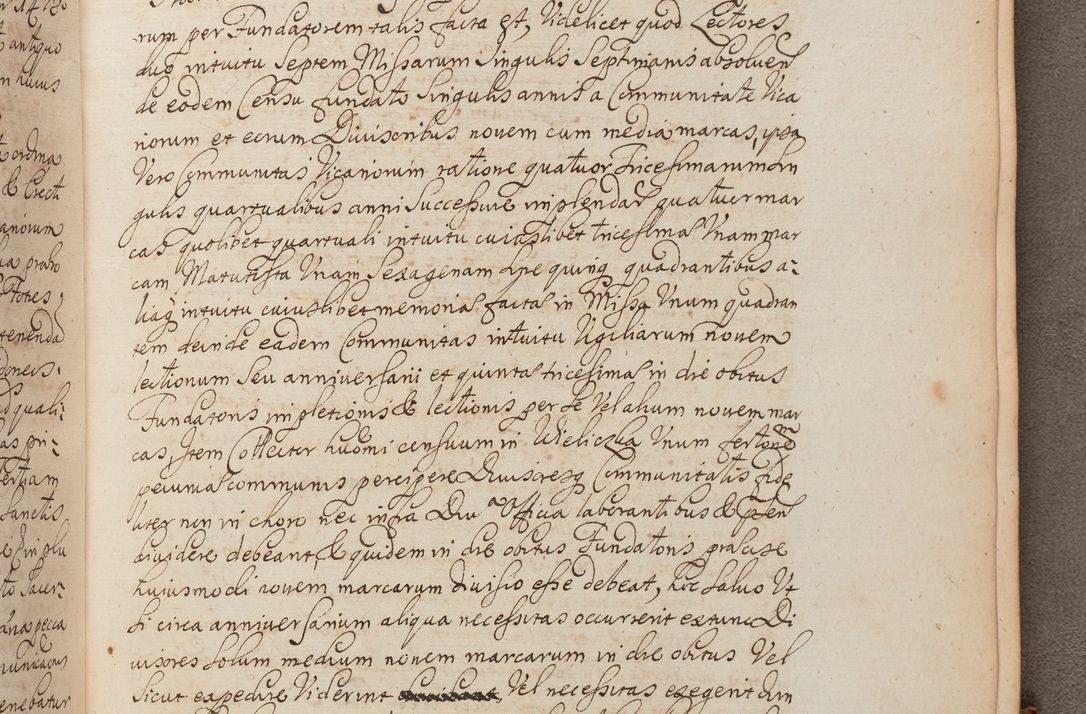 Zdjęcie nr 405 dla obiektu archiwalnego: In Nomine Domini Amen. ACTA VISITATIONIS. Externa sub Anno 1670 in Mense Julio incepta et in Augusto ac aliis Sequentibus eiusdem Anni mensibus per olim Illustrissimum ac Reverendissimum Dominum Andream Trzebicki Episcopum Cracoviensem in Cathedrali Ecclesia peractae, et successive per omnia et singula eiusdem Ecclesiae Sacella seu Capellas continuata atque ad hoc secundum volumen redacta et partim ob pestem Cracoviensem quadriennio grassantem partim ob alia legalia impedimenta quominus eadem Visitatio executa fuerit retardatae Demum morte praefati Illustrissimi et Reverendissimi Andreae Episcopi in Anno 1679 interveniente eadem Acta uti tam posthuma sub felici regimine Illustrissimi et Reverendissimi Domini Joannis Małachowski immediate in eundem Episcopatum succedentes ad effectum et finem executoris Authe. ordinaria in Anno 1682 sunt et fuerunt publicata, atque ideo illis omnibus et singulis quibus interest intimata.  VISITATIO Altarium Ecclesiae Cathedralis Cracoviensis infraspecificatorum circa translationem suorum ministeriorum et unionem Altaribus marmoreis ad quatuor columnas Ecclesiae sitis Anno Domini 1760 Die 17 Mensis Martij peracta. Perillustris Reverendissimus Dominus Hyacinthus Łopacki Canonicus Cathedralis et Archipresbyter Infulatus Cracoviensis Decanus Sandomiriensis a Celsissimo Illustrissimo Reverendissimo Domino Cajetano Ignatio Sołtyk Dei et Apostolicae Sedis Gratia Episcopo Cracoviensi Duce Severiae ad infrascripta delegatus per instrumentum tenoris sequentis ...