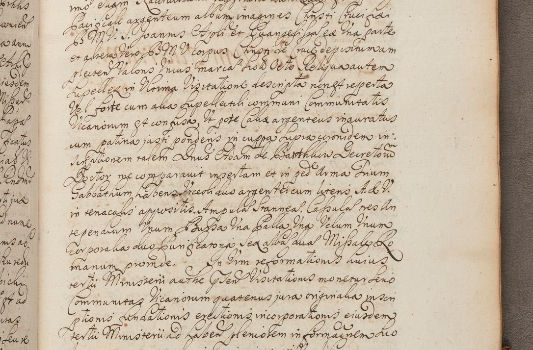 Zdjęcie nr 408 dla obiektu archiwalnego: In Nomine Domini Amen. ACTA VISITATIONIS. Externa sub Anno 1670 in Mense Julio incepta et in Augusto ac aliis Sequentibus eiusdem Anni mensibus per olim Illustrissimum ac Reverendissimum Dominum Andream Trzebicki Episcopum Cracoviensem in Cathedrali Ecclesia peractae, et successive per omnia et singula eiusdem Ecclesiae Sacella seu Capellas continuata atque ad hoc secundum volumen redacta et partim ob pestem Cracoviensem quadriennio grassantem partim ob alia legalia impedimenta quominus eadem Visitatio executa fuerit retardatae Demum morte praefati Illustrissimi et Reverendissimi Andreae Episcopi in Anno 1679 interveniente eadem Acta uti tam posthuma sub felici regimine Illustrissimi et Reverendissimi Domini Joannis Małachowski immediate in eundem Episcopatum succedentes ad effectum et finem executoris Authe. ordinaria in Anno 1682 sunt et fuerunt publicata, atque ideo illis omnibus et singulis quibus interest intimata.  VISITATIO Altarium Ecclesiae Cathedralis Cracoviensis infraspecificatorum circa translationem suorum ministeriorum et unionem Altaribus marmoreis ad quatuor columnas Ecclesiae sitis Anno Domini 1760 Die 17 Mensis Martij peracta. Perillustris Reverendissimus Dominus Hyacinthus Łopacki Canonicus Cathedralis et Archipresbyter Infulatus Cracoviensis Decanus Sandomiriensis a Celsissimo Illustrissimo Reverendissimo Domino Cajetano Ignatio Sołtyk Dei et Apostolicae Sedis Gratia Episcopo Cracoviensi Duce Severiae ad infrascripta delegatus per instrumentum tenoris sequentis ...