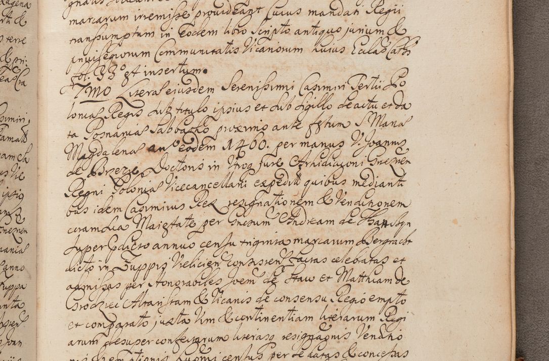 Zdjęcie nr 404 dla obiektu archiwalnego: In Nomine Domini Amen. ACTA VISITATIONIS. Externa sub Anno 1670 in Mense Julio incepta et in Augusto ac aliis Sequentibus eiusdem Anni mensibus per olim Illustrissimum ac Reverendissimum Dominum Andream Trzebicki Episcopum Cracoviensem in Cathedrali Ecclesia peractae, et successive per omnia et singula eiusdem Ecclesiae Sacella seu Capellas continuata atque ad hoc secundum volumen redacta et partim ob pestem Cracoviensem quadriennio grassantem partim ob alia legalia impedimenta quominus eadem Visitatio executa fuerit retardatae Demum morte praefati Illustrissimi et Reverendissimi Andreae Episcopi in Anno 1679 interveniente eadem Acta uti tam posthuma sub felici regimine Illustrissimi et Reverendissimi Domini Joannis Małachowski immediate in eundem Episcopatum succedentes ad effectum et finem executoris Authe. ordinaria in Anno 1682 sunt et fuerunt publicata, atque ideo illis omnibus et singulis quibus interest intimata.  VISITATIO Altarium Ecclesiae Cathedralis Cracoviensis infraspecificatorum circa translationem suorum ministeriorum et unionem Altaribus marmoreis ad quatuor columnas Ecclesiae sitis Anno Domini 1760 Die 17 Mensis Martij peracta. Perillustris Reverendissimus Dominus Hyacinthus Łopacki Canonicus Cathedralis et Archipresbyter Infulatus Cracoviensis Decanus Sandomiriensis a Celsissimo Illustrissimo Reverendissimo Domino Cajetano Ignatio Sołtyk Dei et Apostolicae Sedis Gratia Episcopo Cracoviensi Duce Severiae ad infrascripta delegatus per instrumentum tenoris sequentis ...