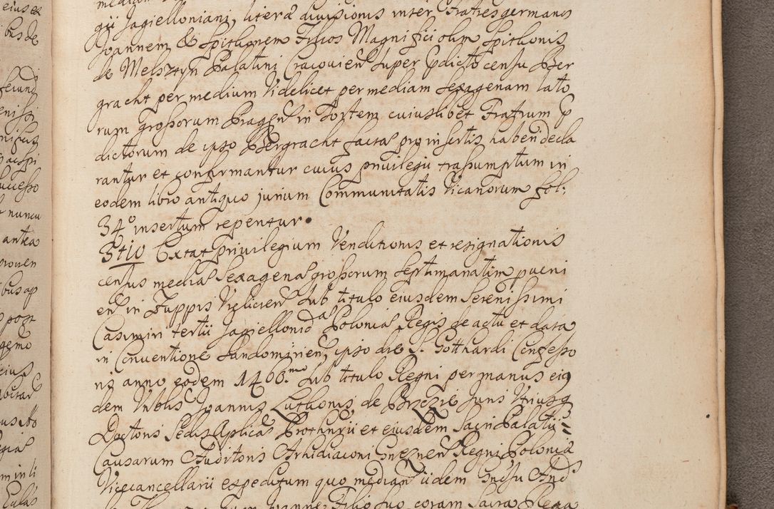 Zdjęcie nr 402 dla obiektu archiwalnego: In Nomine Domini Amen. ACTA VISITATIONIS. Externa sub Anno 1670 in Mense Julio incepta et in Augusto ac aliis Sequentibus eiusdem Anni mensibus per olim Illustrissimum ac Reverendissimum Dominum Andream Trzebicki Episcopum Cracoviensem in Cathedrali Ecclesia peractae, et successive per omnia et singula eiusdem Ecclesiae Sacella seu Capellas continuata atque ad hoc secundum volumen redacta et partim ob pestem Cracoviensem quadriennio grassantem partim ob alia legalia impedimenta quominus eadem Visitatio executa fuerit retardatae Demum morte praefati Illustrissimi et Reverendissimi Andreae Episcopi in Anno 1679 interveniente eadem Acta uti tam posthuma sub felici regimine Illustrissimi et Reverendissimi Domini Joannis Małachowski immediate in eundem Episcopatum succedentes ad effectum et finem executoris Authe. ordinaria in Anno 1682 sunt et fuerunt publicata, atque ideo illis omnibus et singulis quibus interest intimata.  VISITATIO Altarium Ecclesiae Cathedralis Cracoviensis infraspecificatorum circa translationem suorum ministeriorum et unionem Altaribus marmoreis ad quatuor columnas Ecclesiae sitis Anno Domini 1760 Die 17 Mensis Martij peracta. Perillustris Reverendissimus Dominus Hyacinthus Łopacki Canonicus Cathedralis et Archipresbyter Infulatus Cracoviensis Decanus Sandomiriensis a Celsissimo Illustrissimo Reverendissimo Domino Cajetano Ignatio Sołtyk Dei et Apostolicae Sedis Gratia Episcopo Cracoviensi Duce Severiae ad infrascripta delegatus per instrumentum tenoris sequentis ...